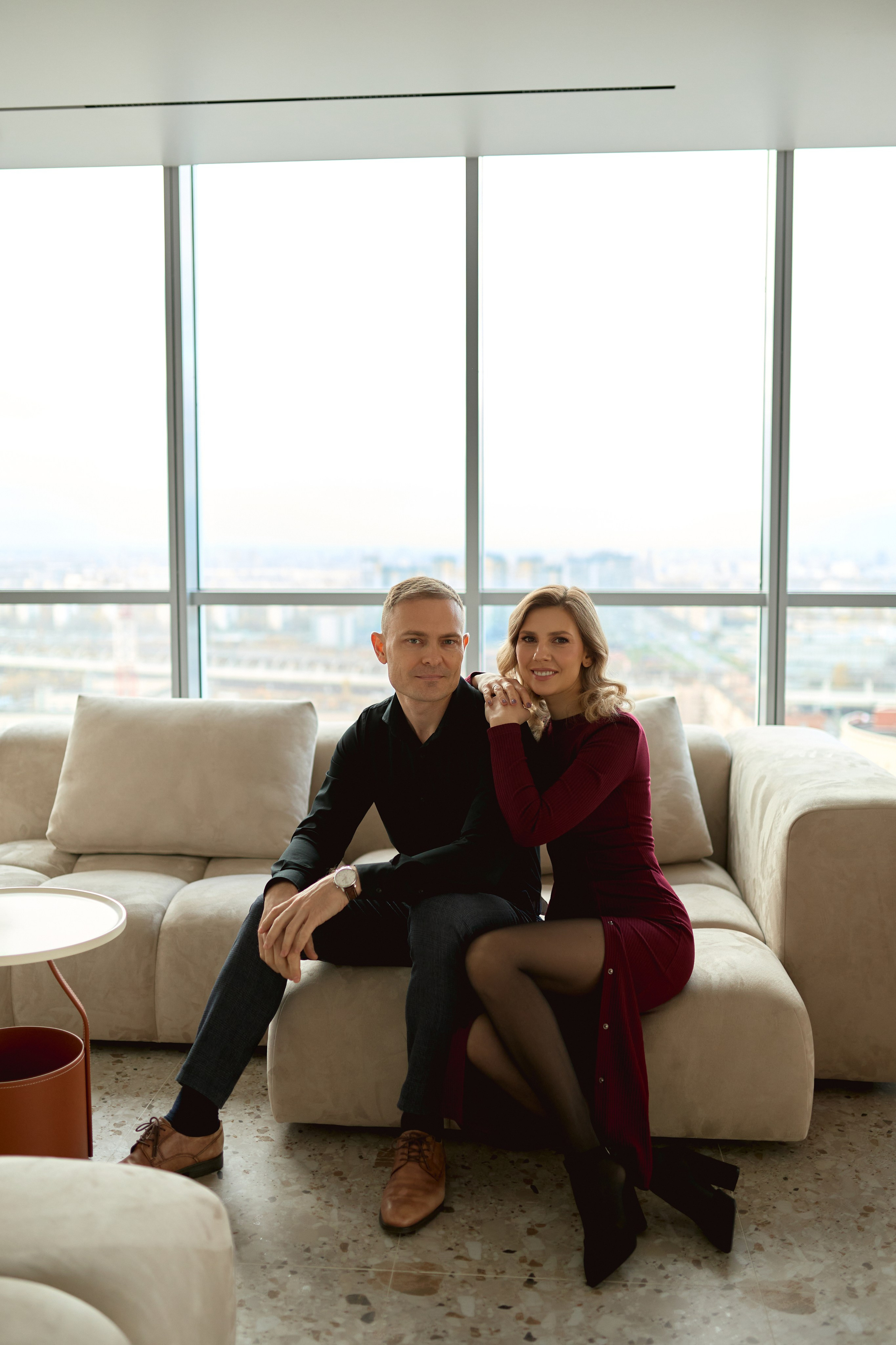 Парная фотосессия в студии с панорамными окнами. Сестры Карабаза. Фотографы и ретушеры в Москве и Санкт-Петербурге