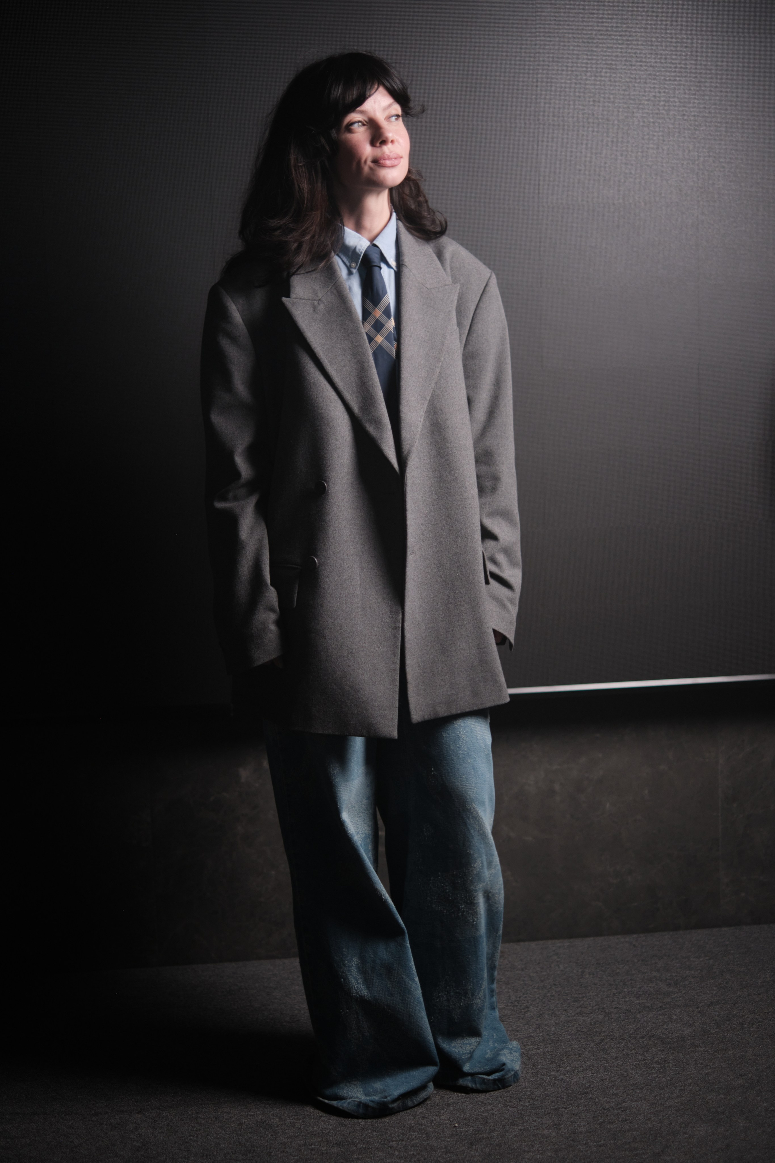 Женский портрет в пиджаке и драматичном свете