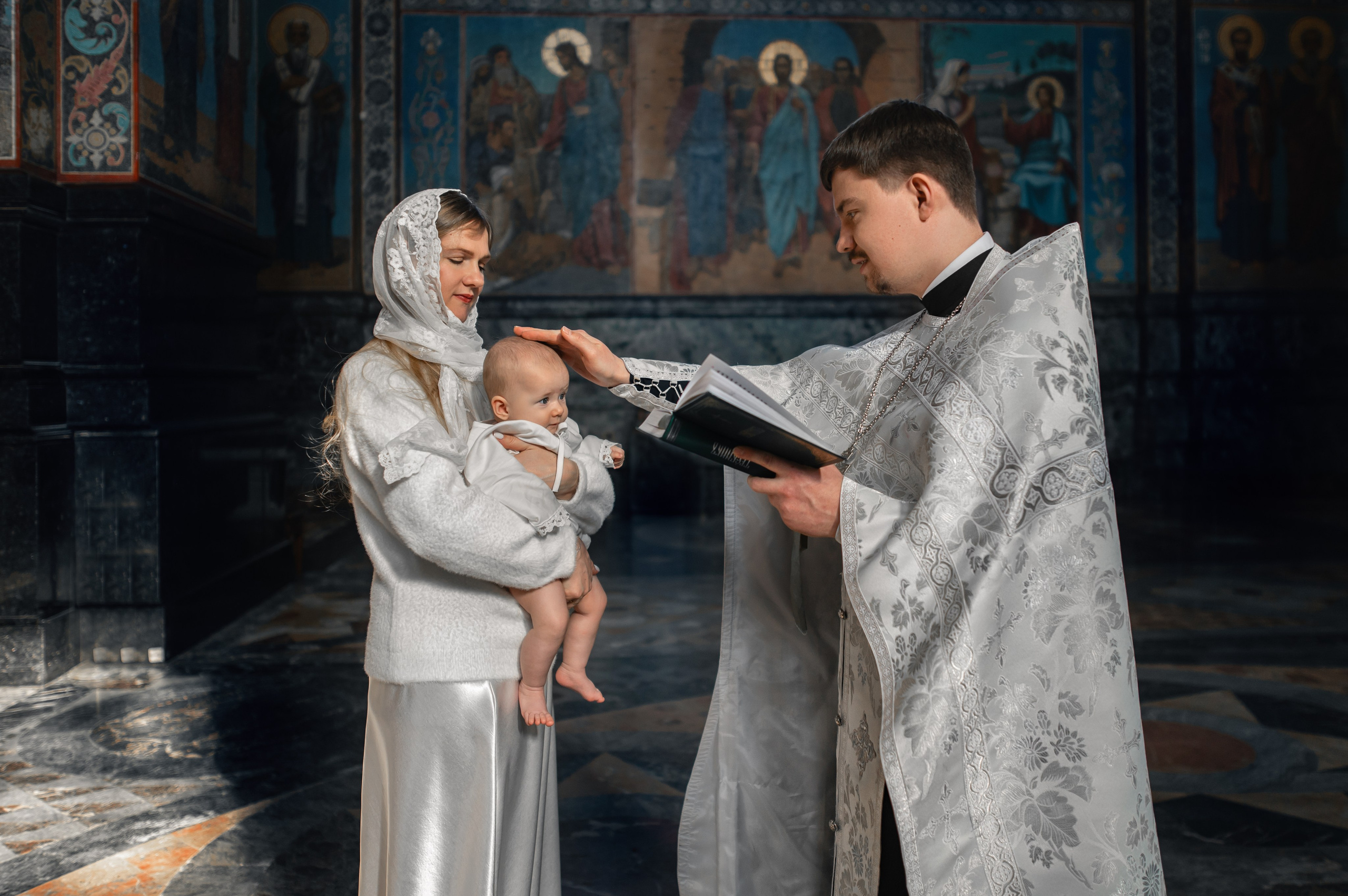 Крещение в Спасе на Крови. Фотограф на крещение и венчание, семейный фотограф в Санкт-Петербурге