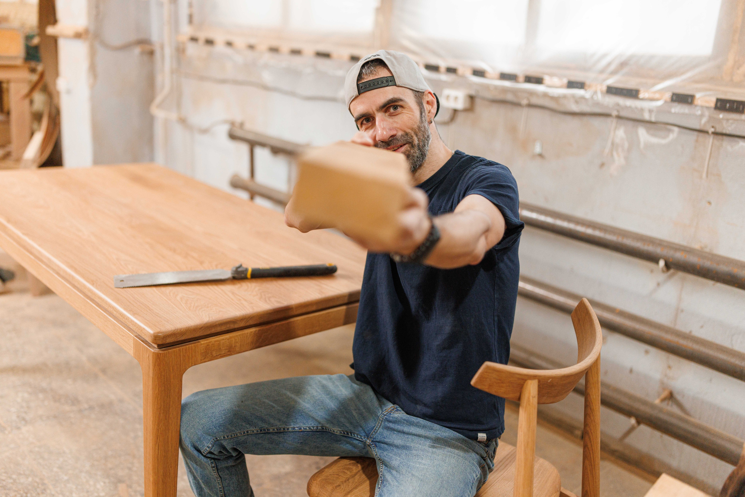 Артур и его стулья. Фотограф Балаев Михаил