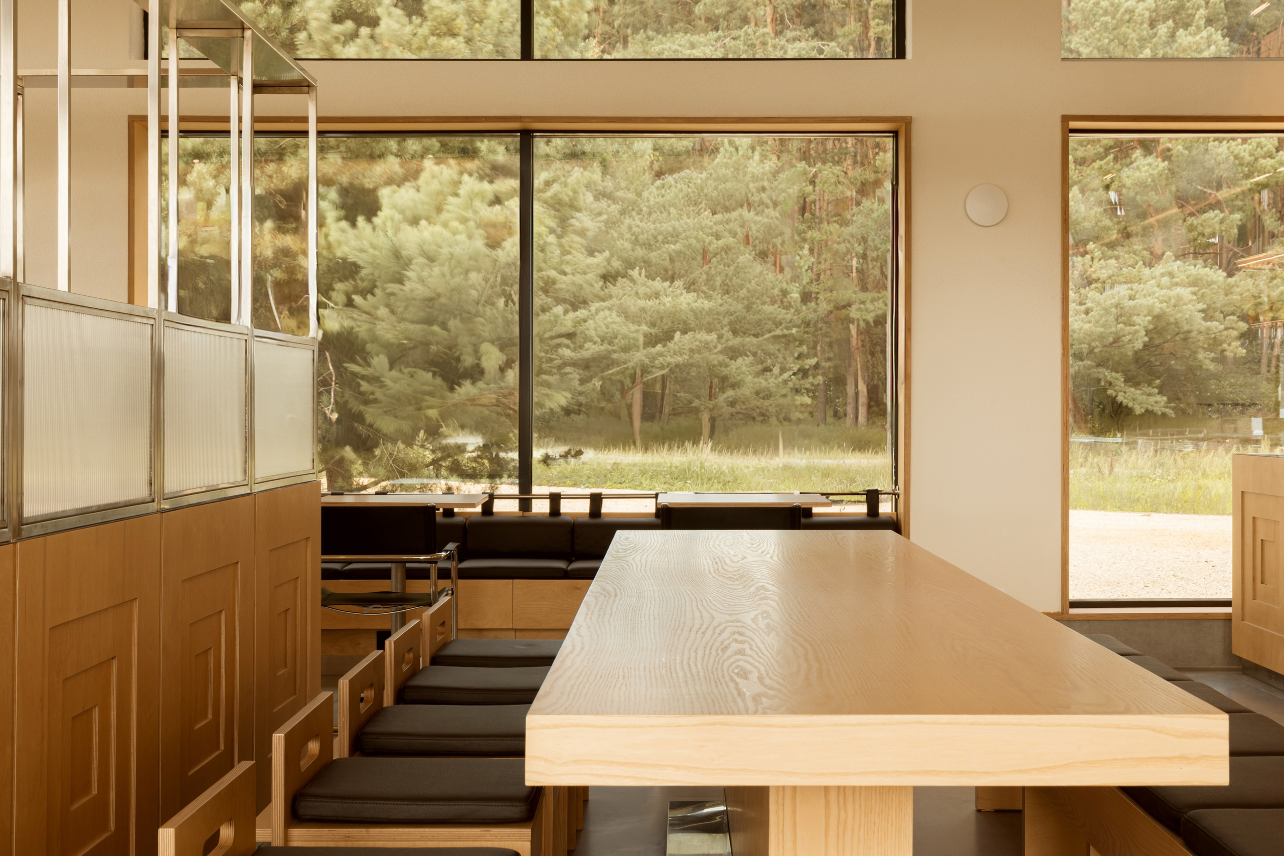 Модернистское кафе-пиццерия на природе: проект FruitDesign с акцентом на созерцание. Интерьерный фотограф в Нижнем Новгороде и Москве Владимир Гудков