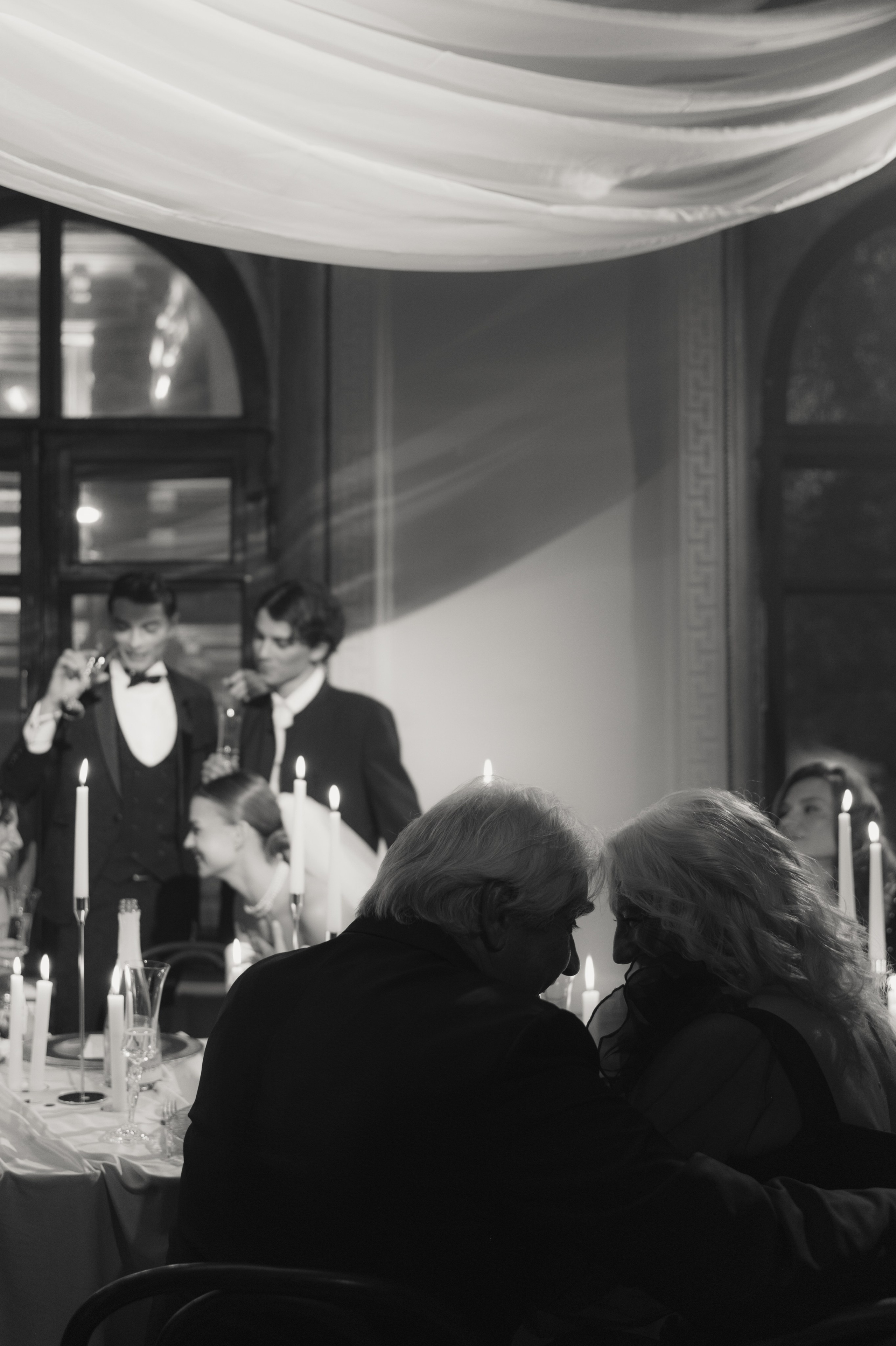 Камерный свадебный ужин при свечах в старинном особняке в фотостудии 21. Kult. Ярослава Ерина — свадебный фотограф в Москве