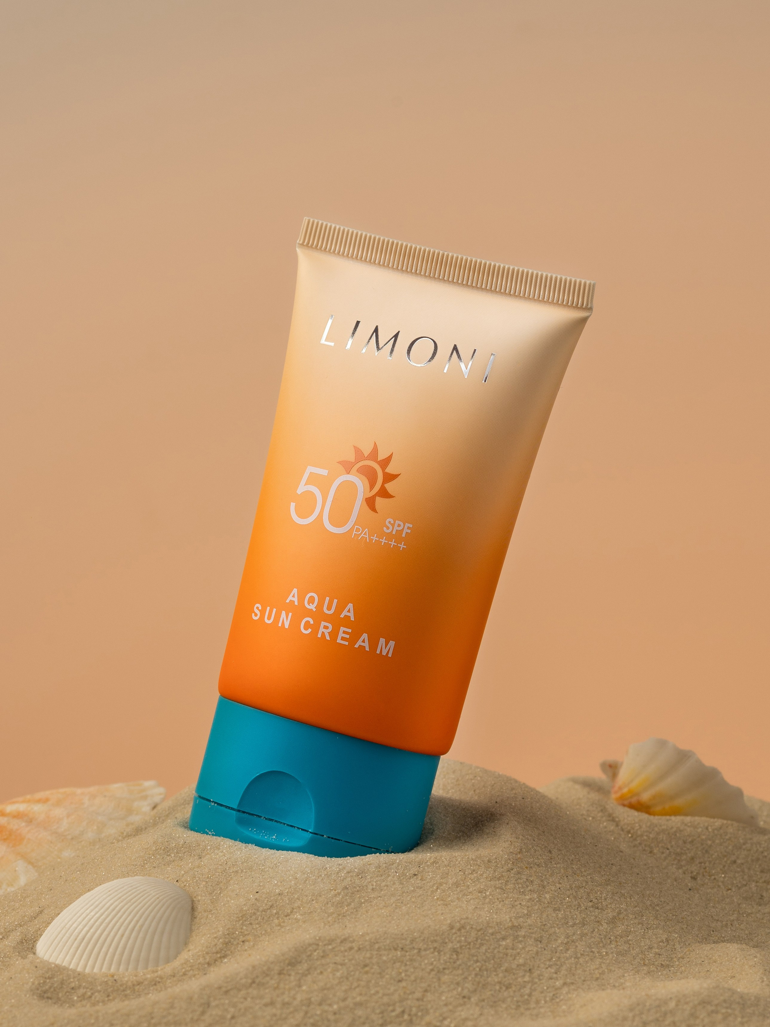 крем от загара лежит в песке