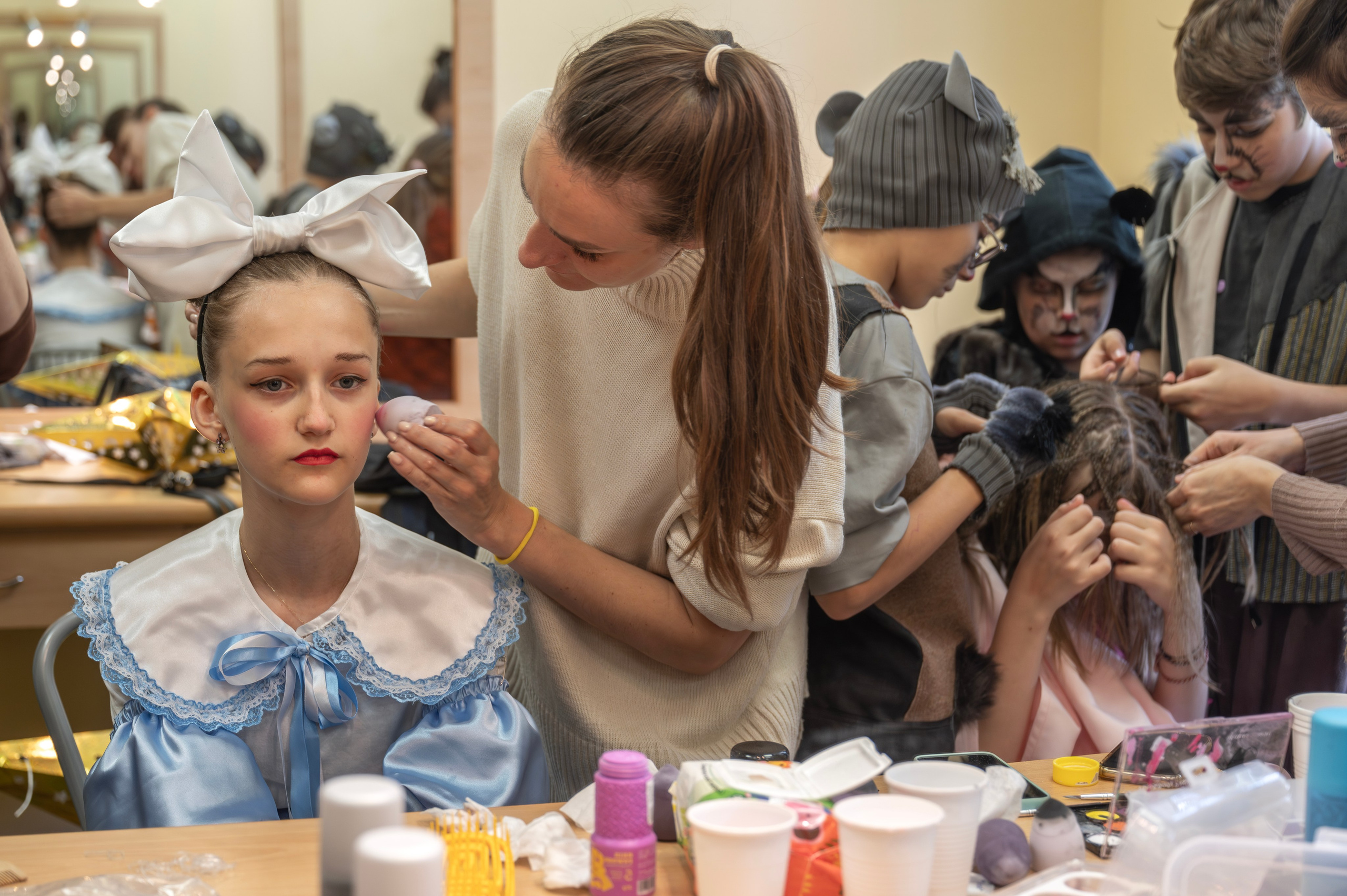 Подготовка к отчетному концерту в летнем детском лагере. Фотограф Анна Мельникова | Москва