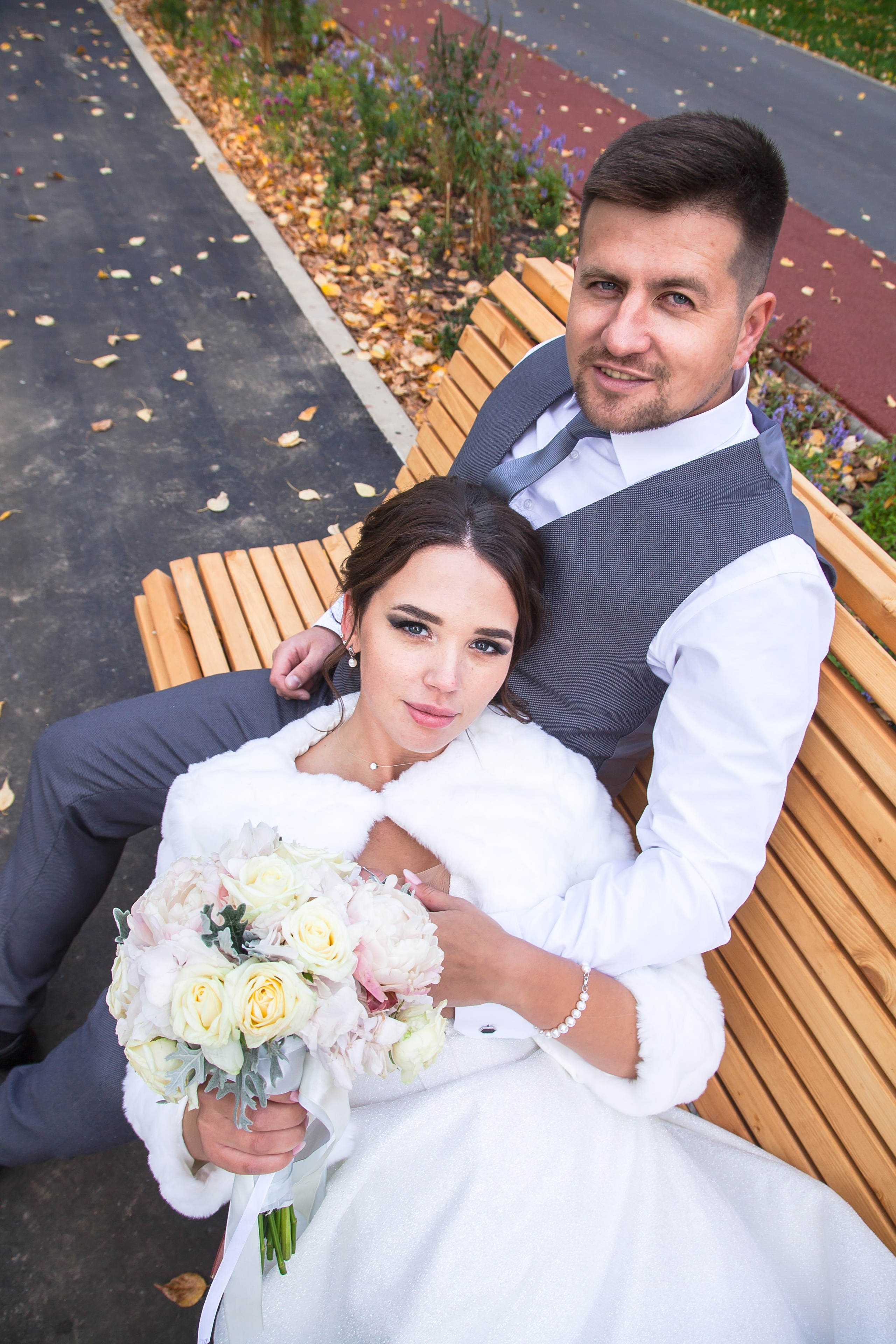 kogan.studio - жених и невеста отдыхают на лавке