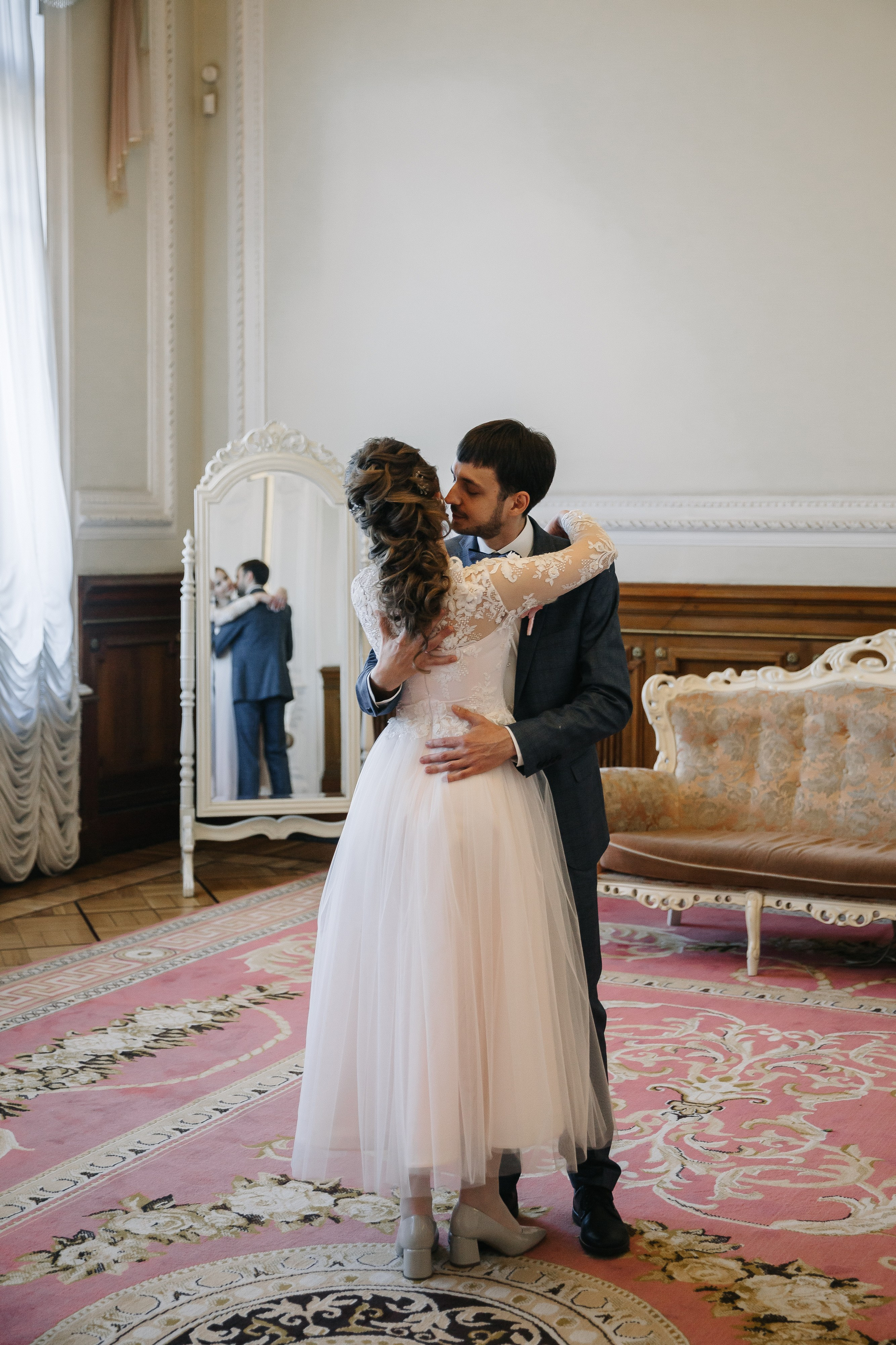 МАЙ | Дворец № 1, Атланты, Эрмитажный дворик. Свадебный фотограф в Санкт-Петербурге Полина Корзухина