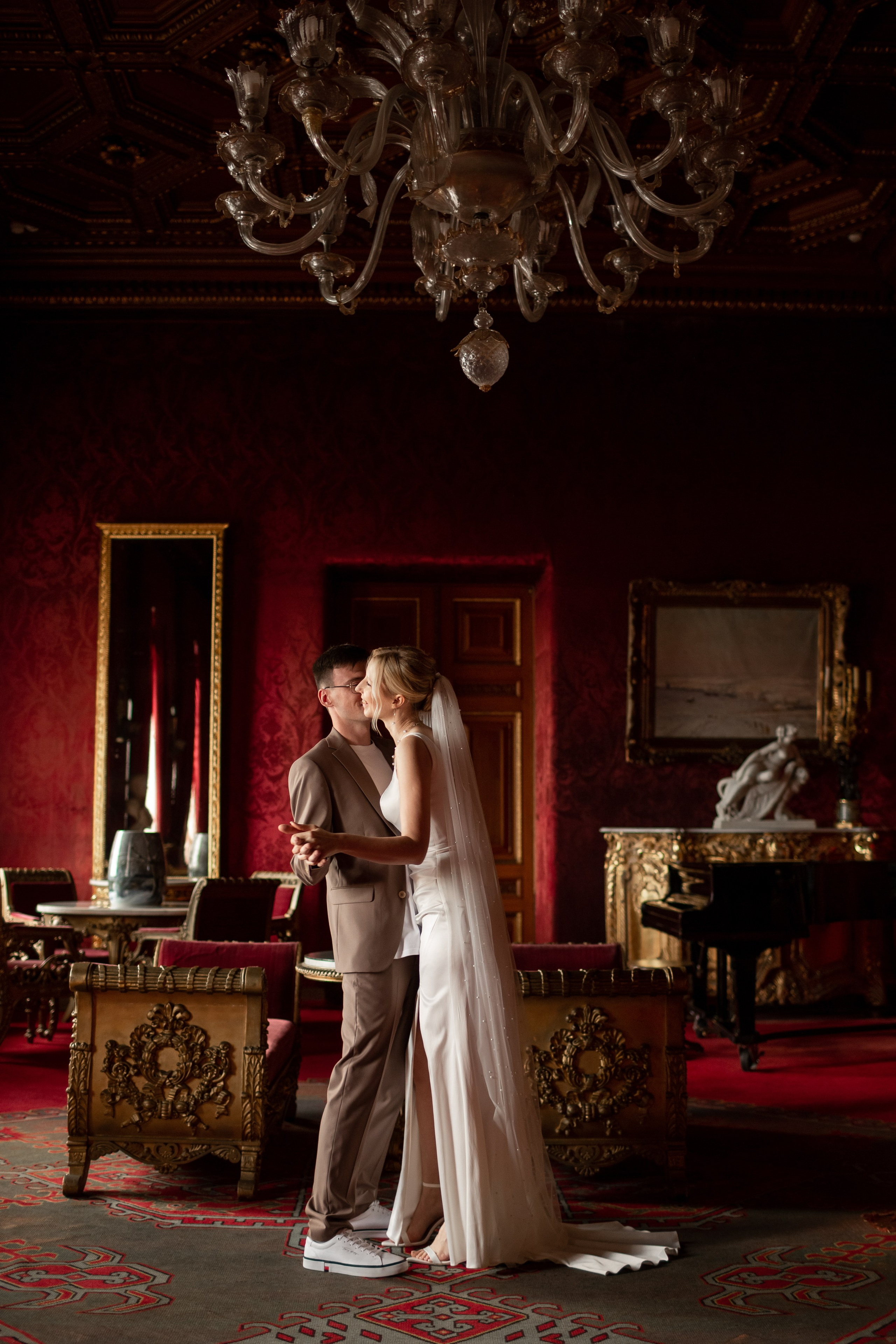 Свадебная фотосессия во дворцах Петербурга. Свадебный фотограф Кирилл Белый