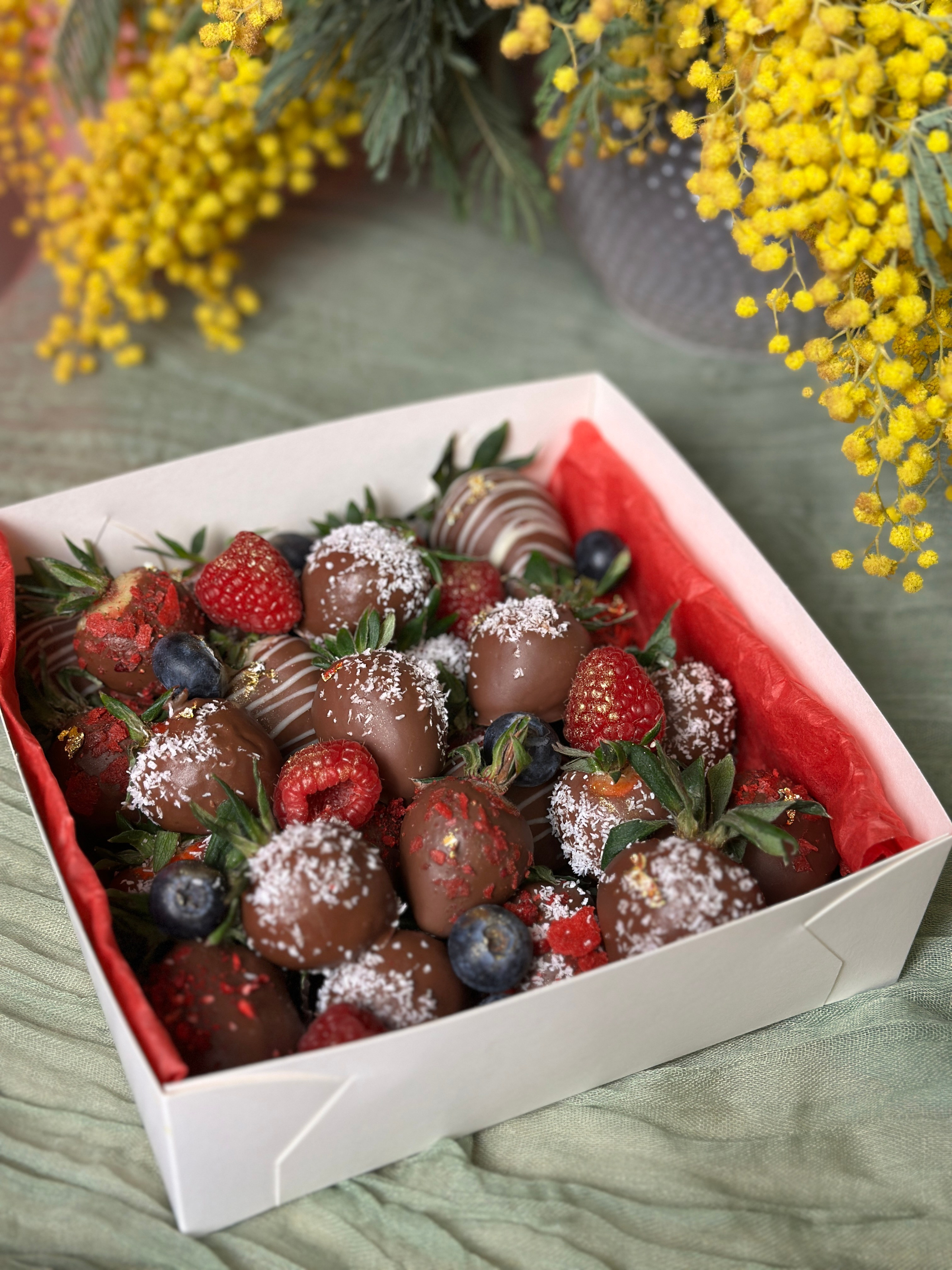 Ягоды в шоколаде. Выездной кейтеринг, съедобные букеты, торты и сладости на заказ