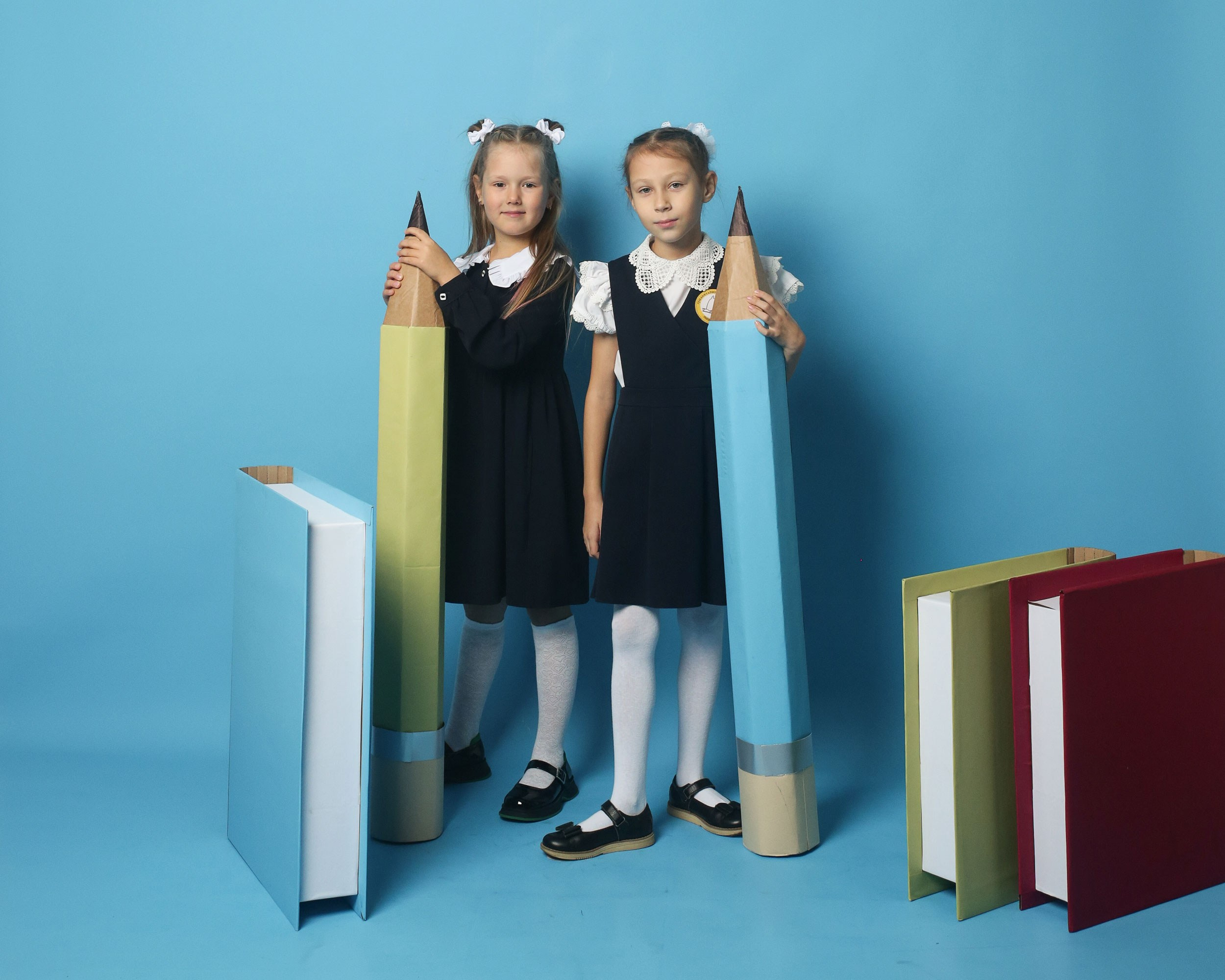 Студийная фотосессия для девочек первоклассниц 