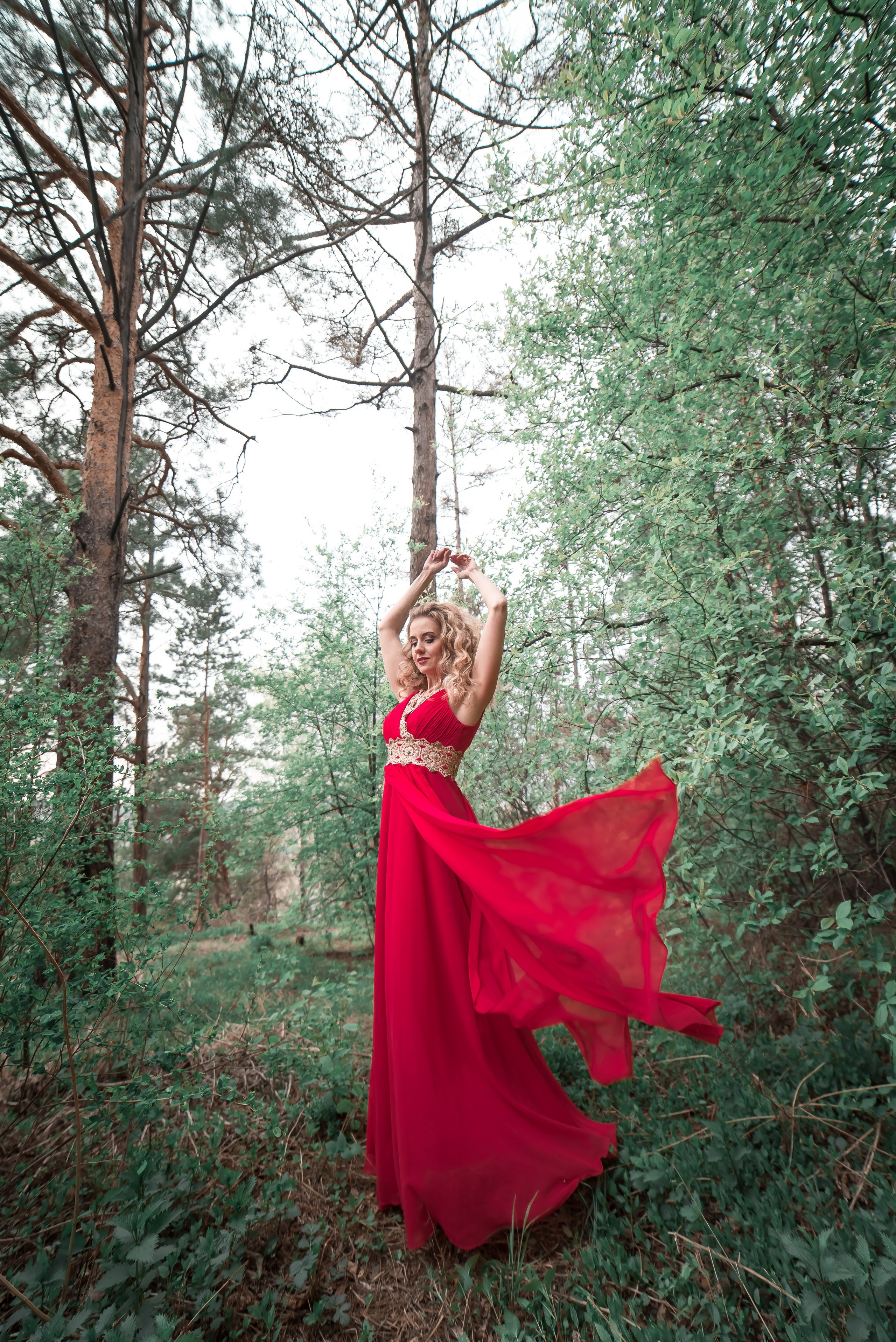 Девушка в летящем шифоном платье кораллового цвета в лесу. Ольга Ли свадебный семейный фотограф Иркутск