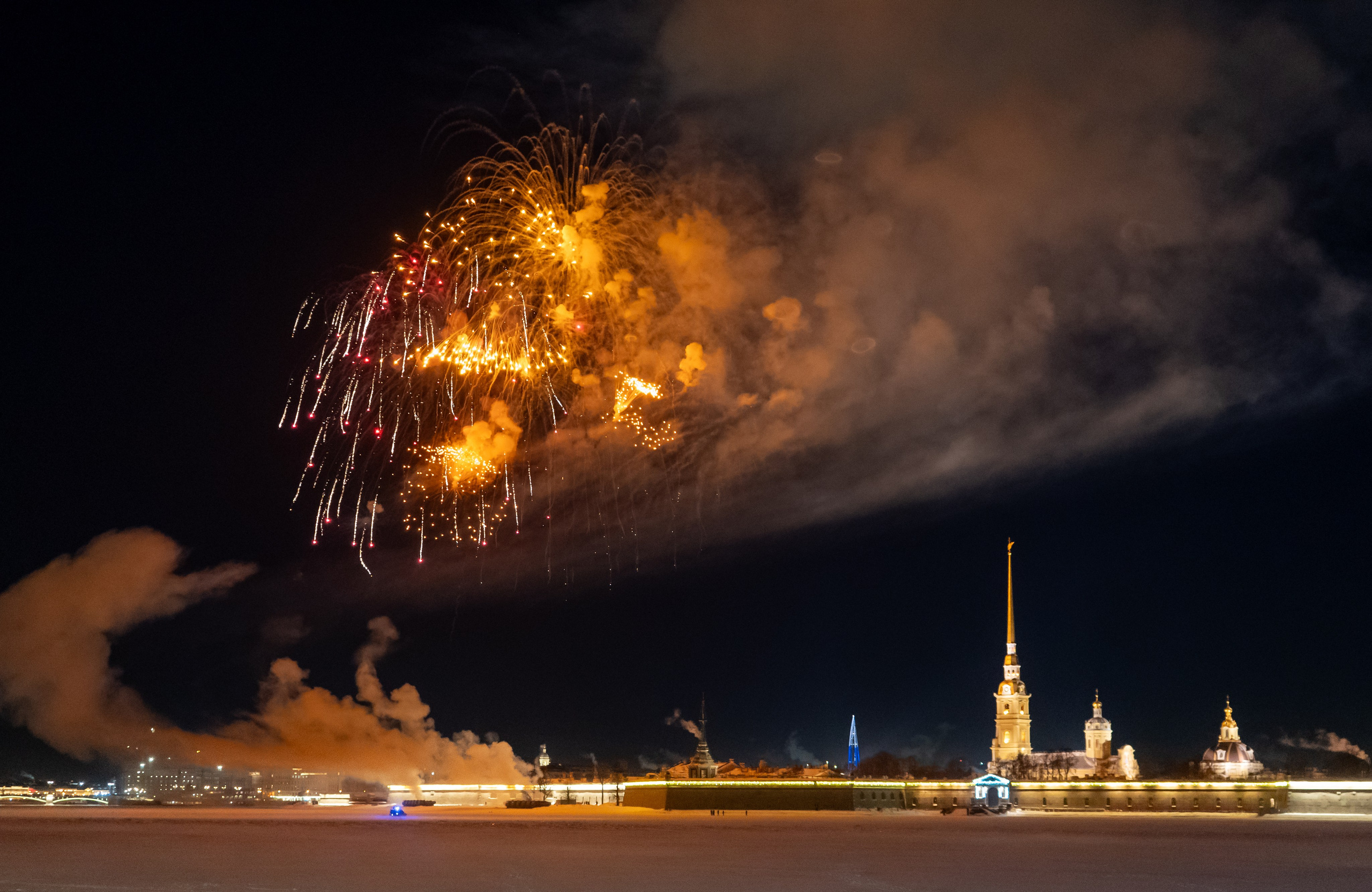 Праздничный салют в честь Дня защитника Отечества. Главная
