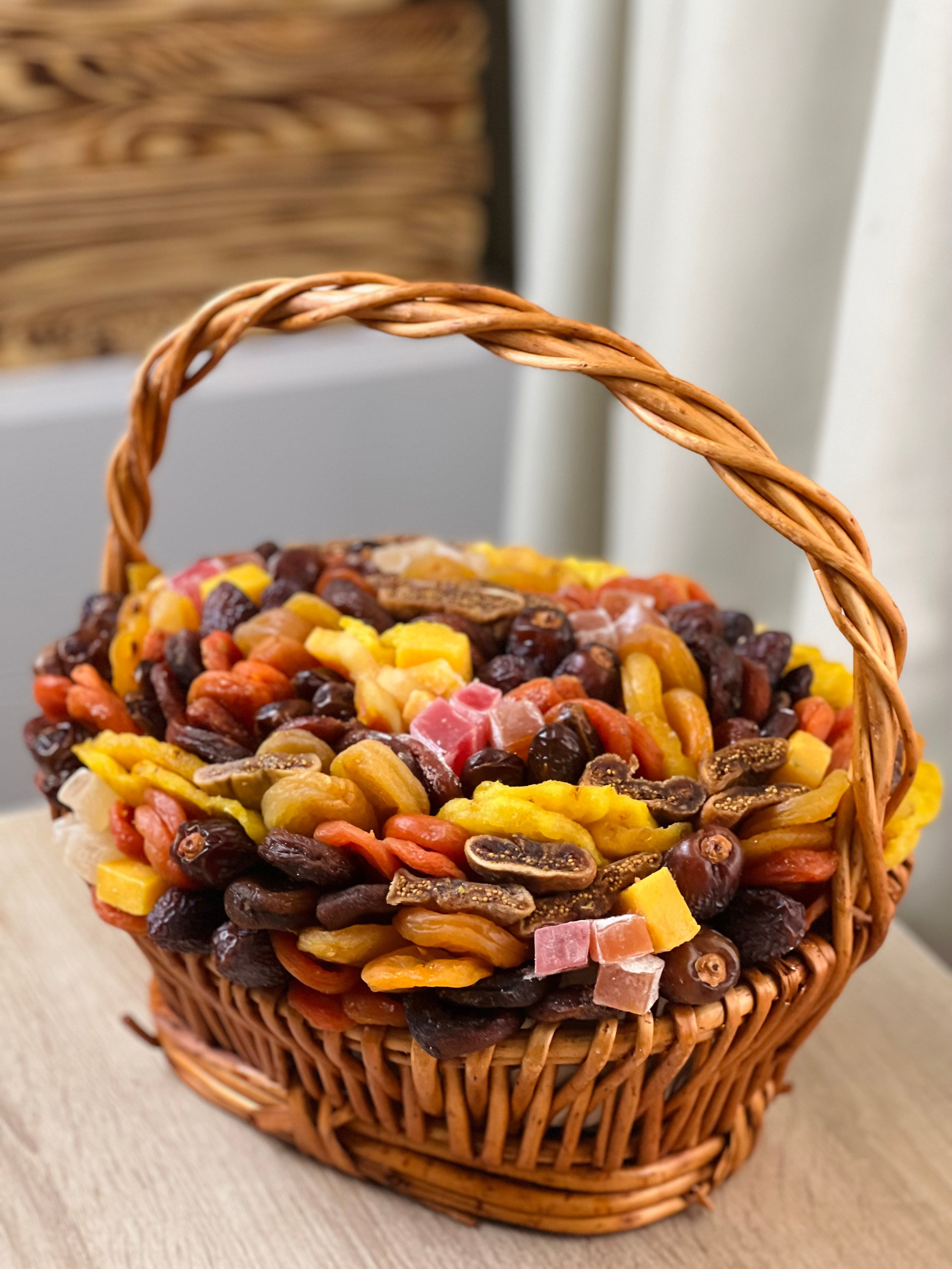 Корзины. Выездной кейтеринг, съедобные букеты, торты и сладости на заказ