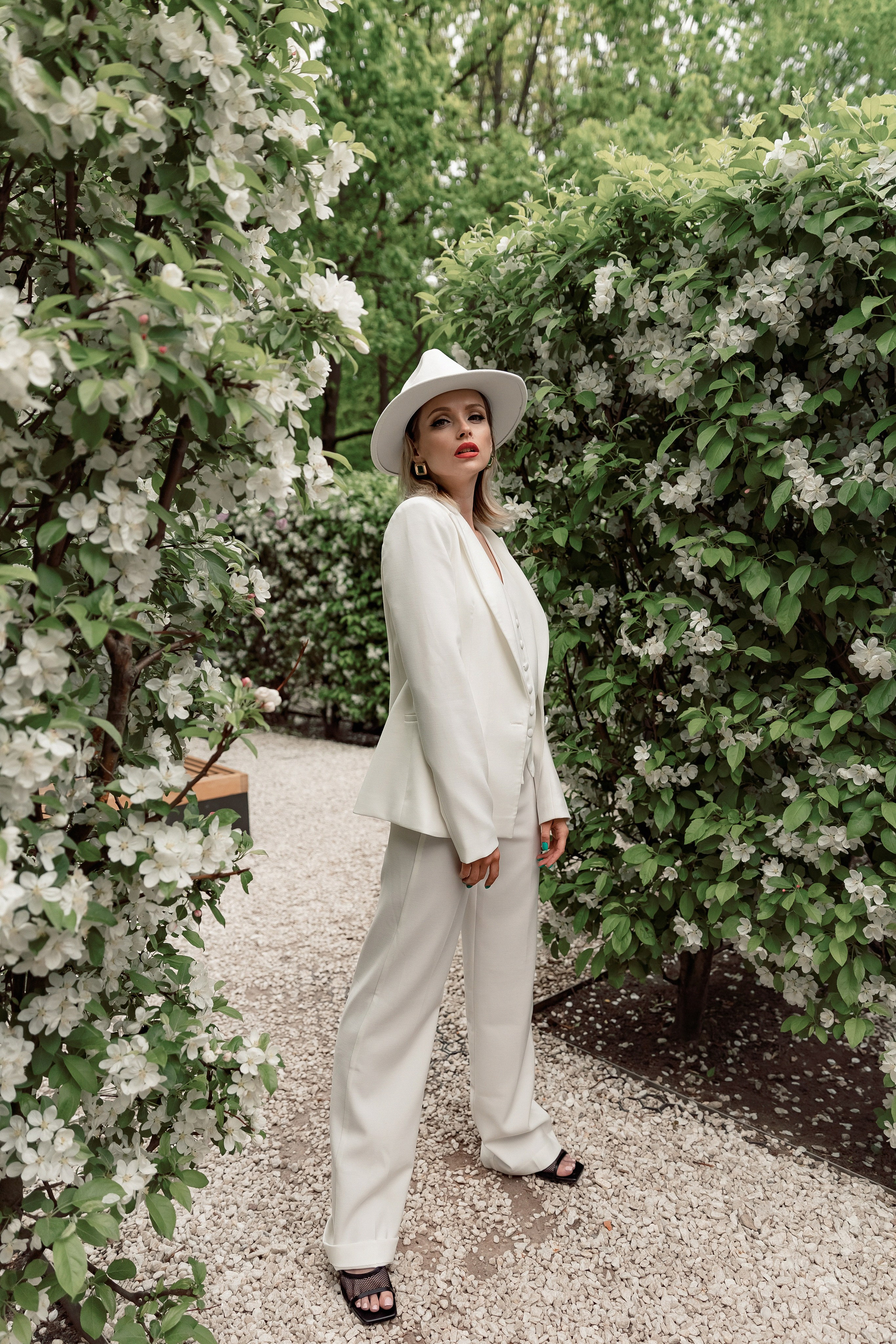 Портретная фотосессия Даши среди яблонь. Свадебный фотограф Москва