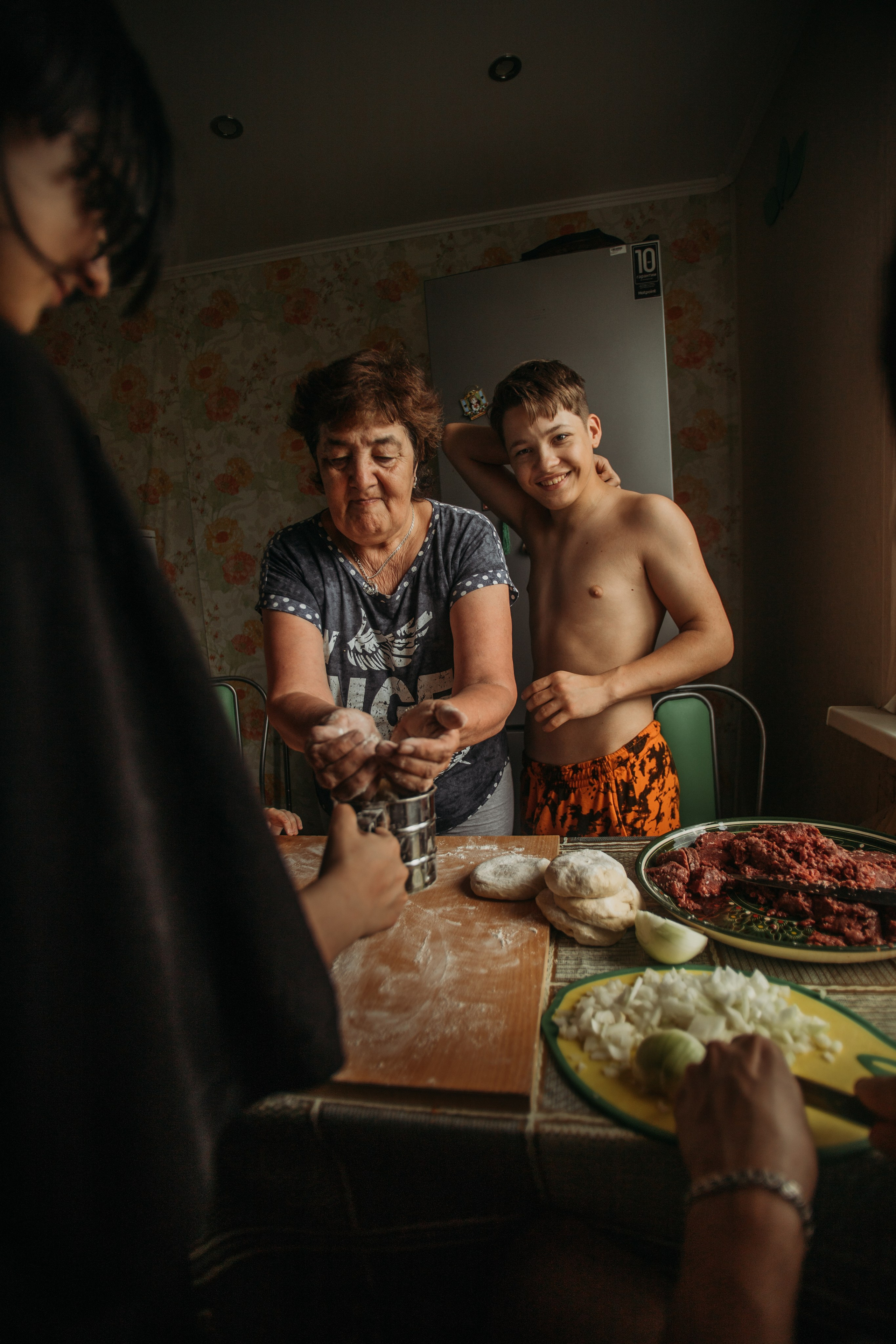 Домашняя фотосессия моей семьи. Венера Гайн. Репортажный фотограф  Тюмень. Обучение фотографии с 0