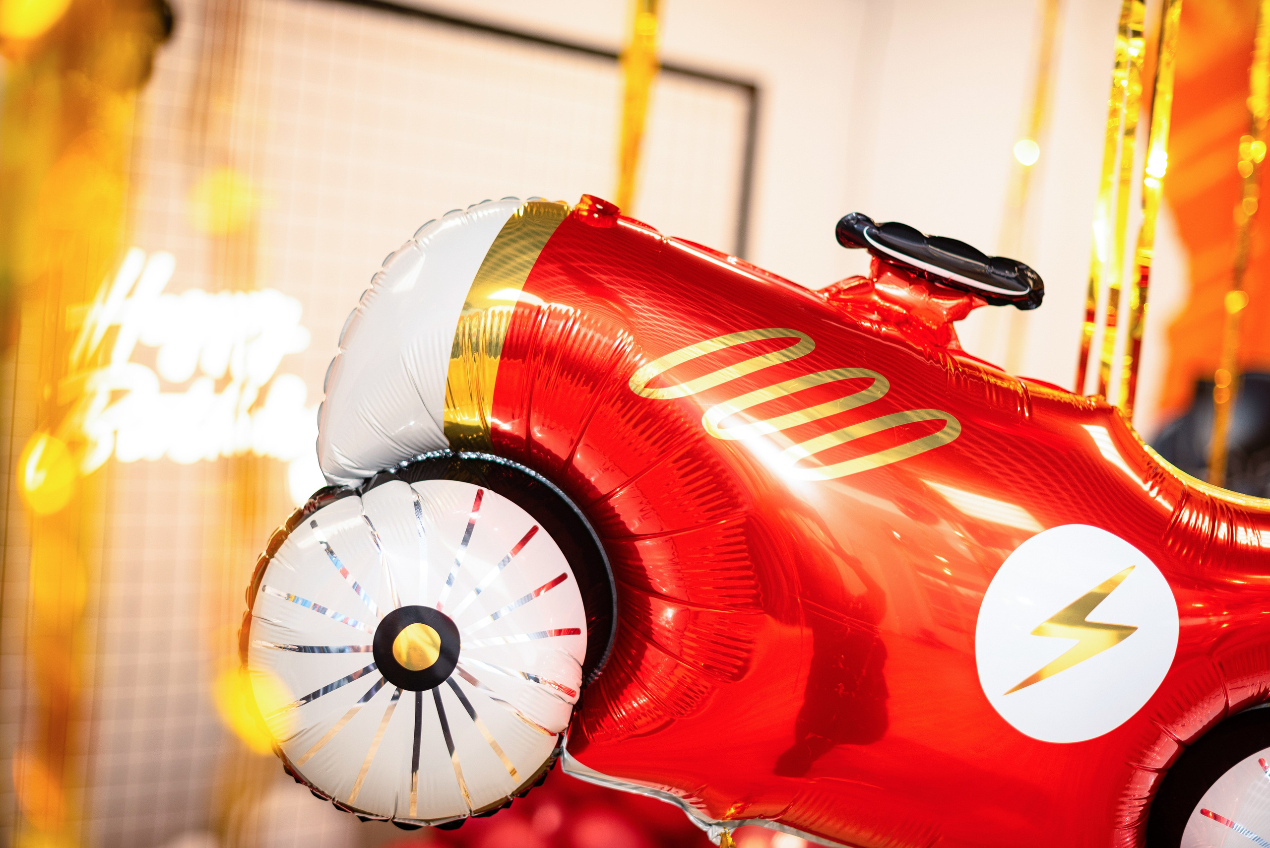 Профессиональный фотограф из Сургута/Нефтеюганска запечатлевает живое настроение и радость детско-подростковых праздничных мероприятий, включая дни рождения, выпускные вечера и семейные торжества.