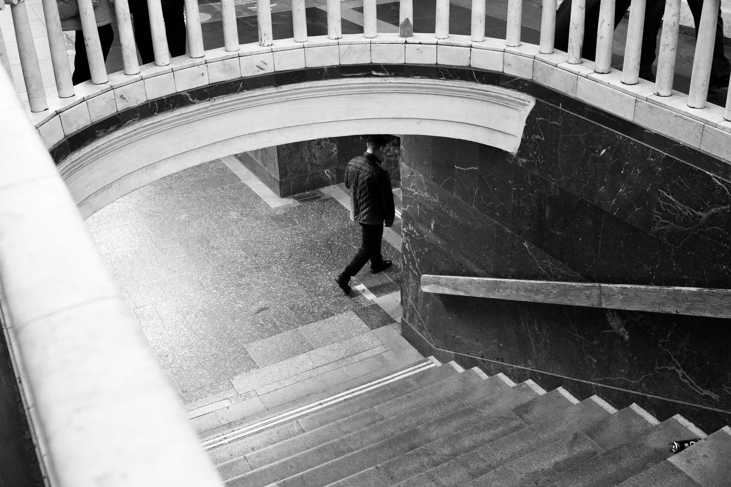 человек в переходе на станции метро Павелецкая