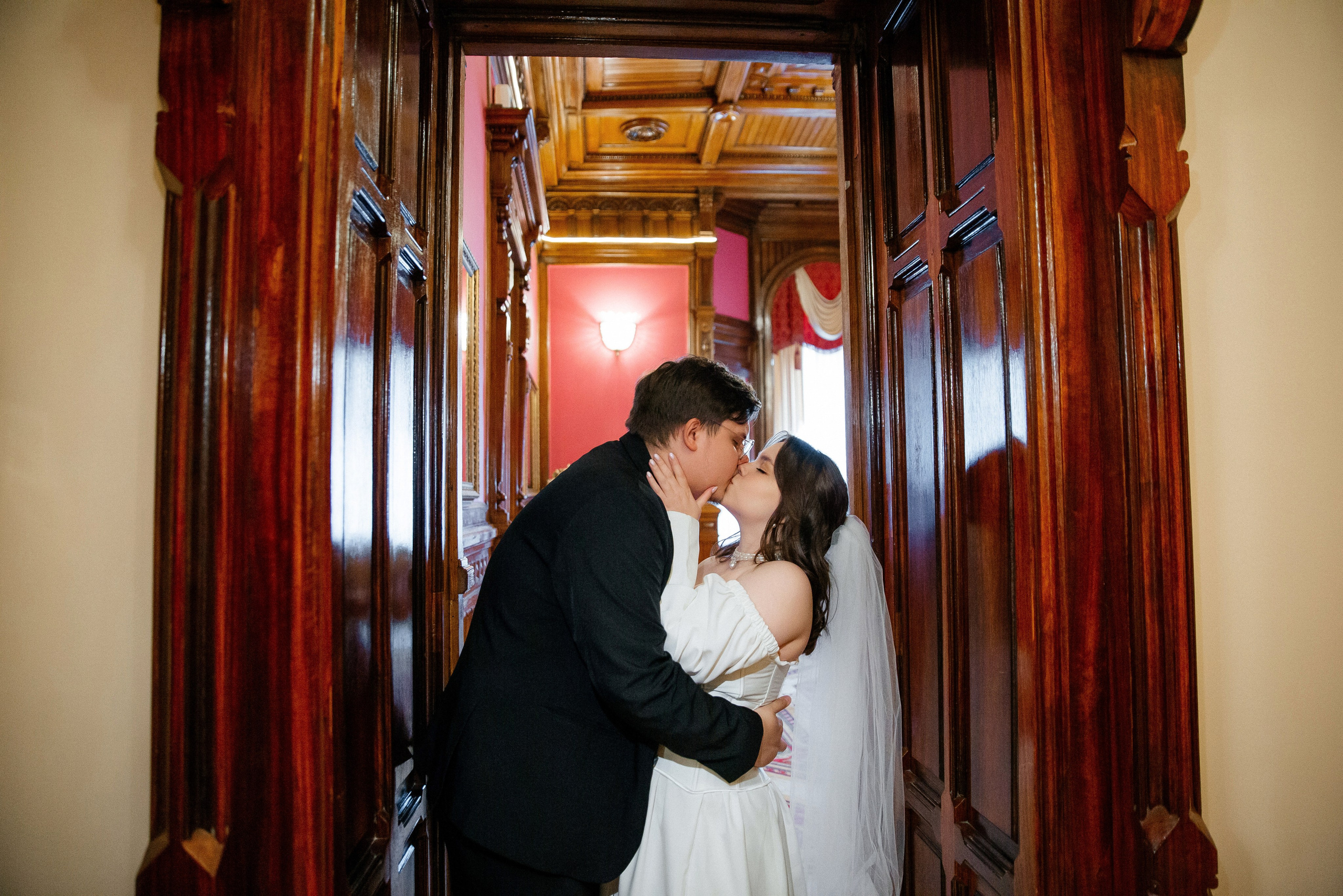 Съемка в отеле и регистрация прохладным майским днем. Свадебный фотограф в Санкт-Петербурге Вика Стукачева