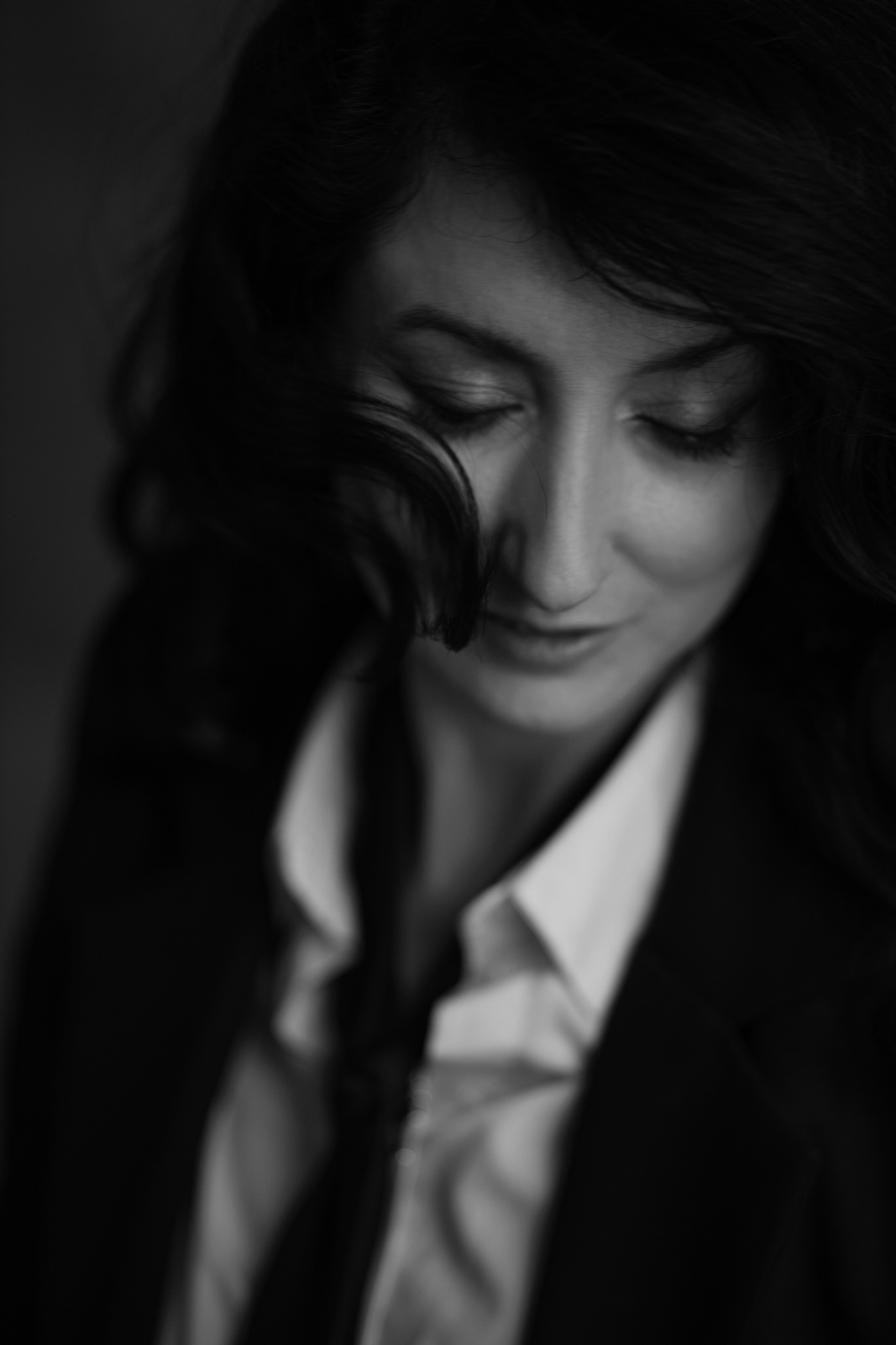 стильный классический портрет девушки в студии, черно-белая фотография