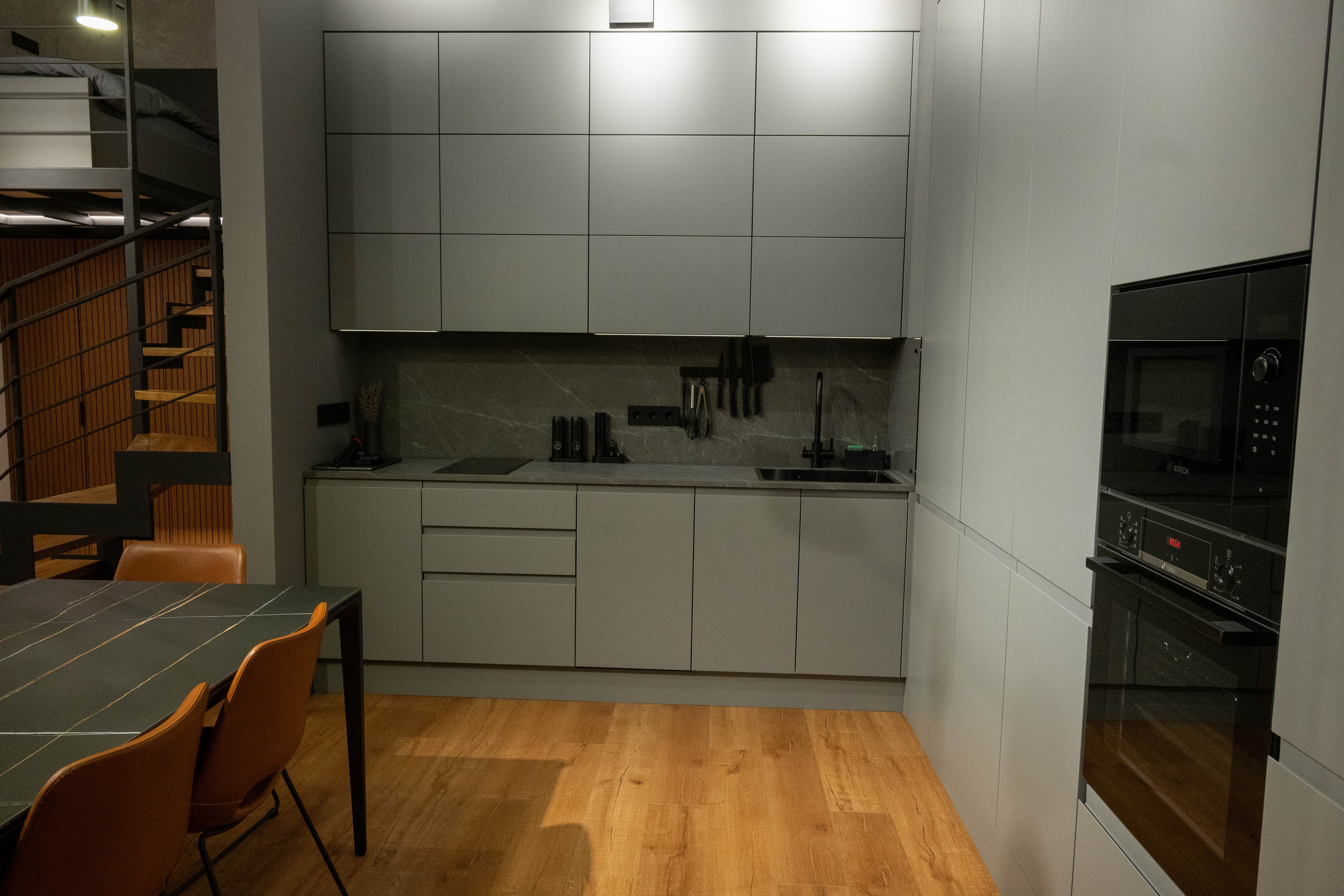 The apartment is on two levels. Fotograf Dmitrii Donets