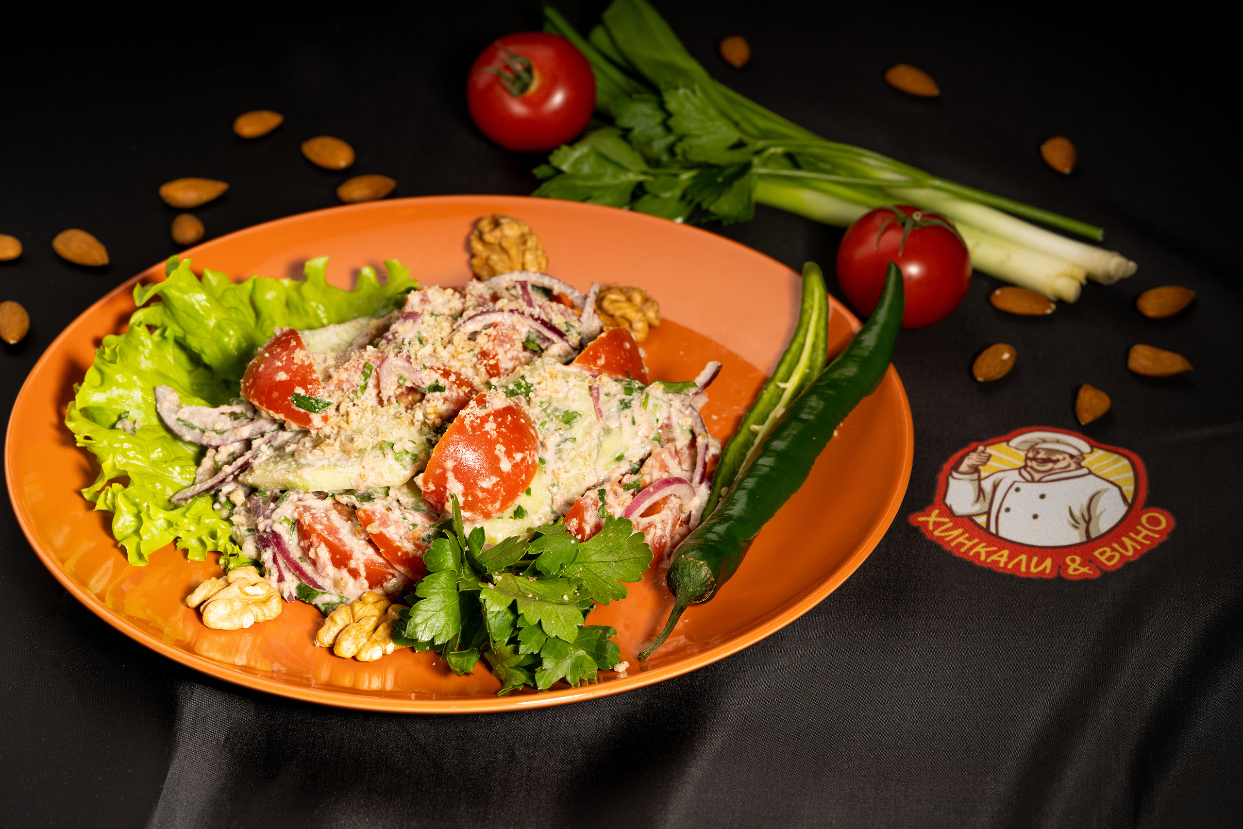 фуд фотограф в Санкт-Петербурге фотографирует вкусные салаты