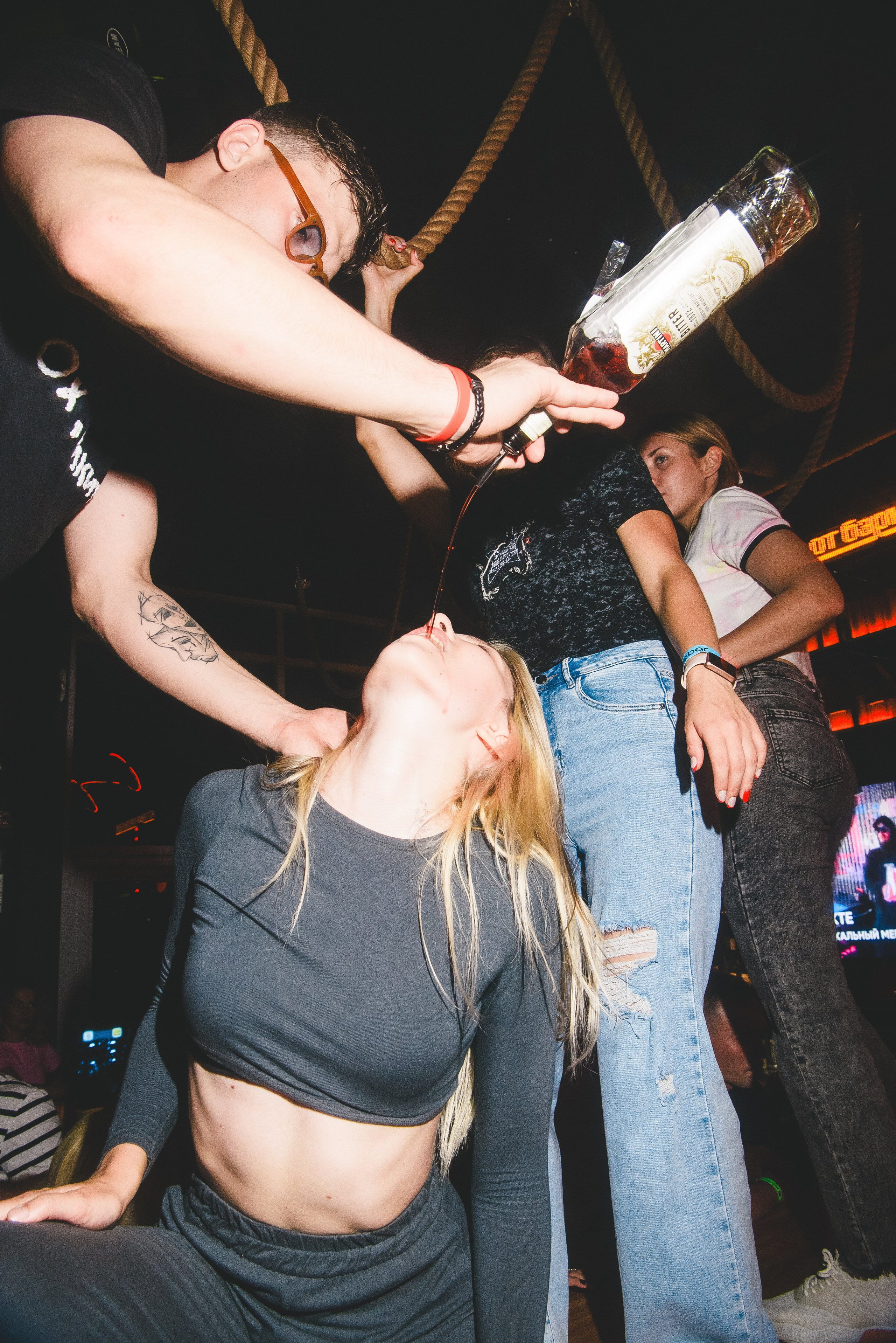 Фотоотчёты о вечеринках для НеБар Волгоград. Или стиль «пьяный фотограф». Фотограф в Волгограде и Волжском Александр Горбань