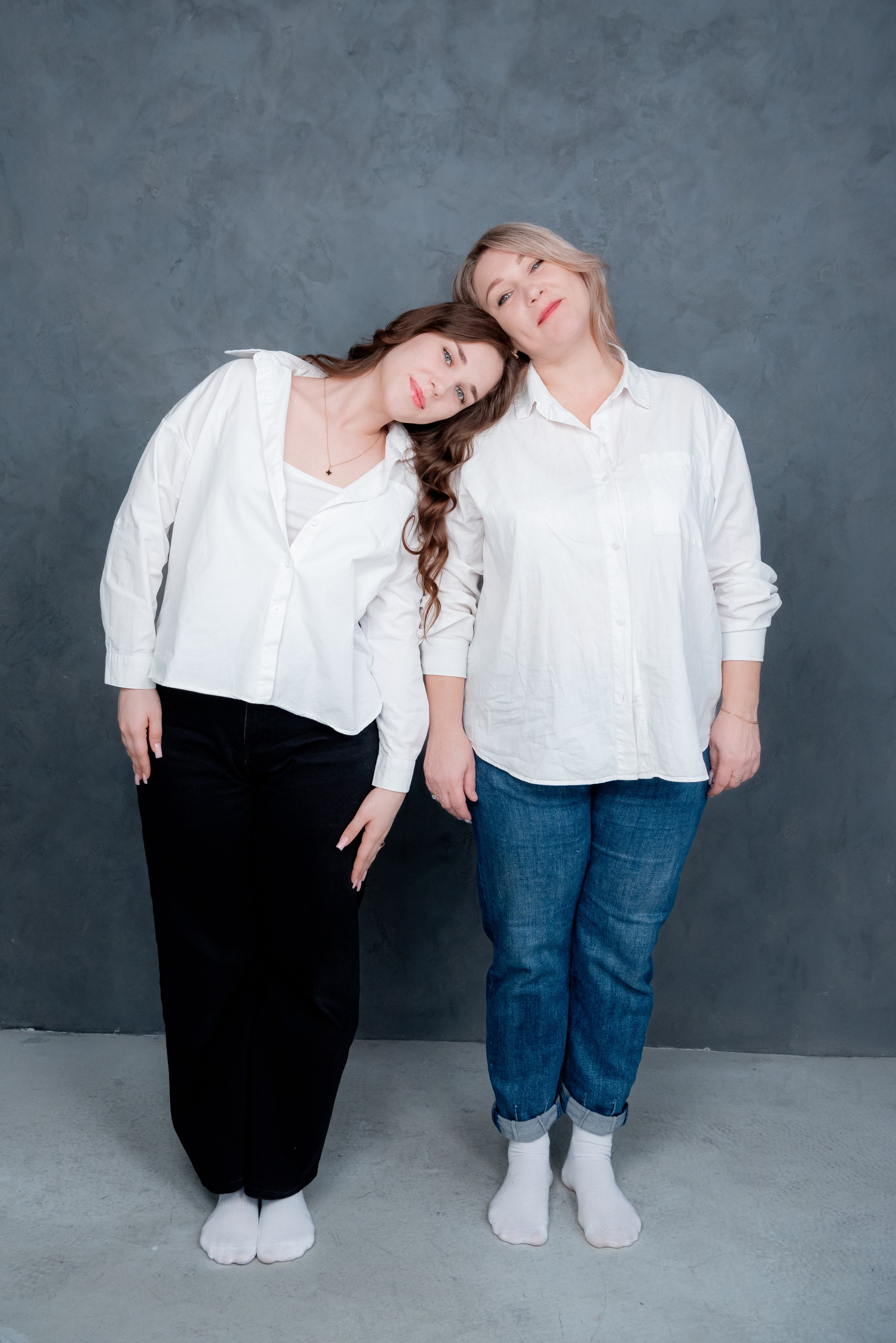 Семейная фотосессия в студии Волгоград для мамы и трёх дочек — Светлые образы в зале Apart. Фотограф в Волгограде и Волжском Александр Горбань