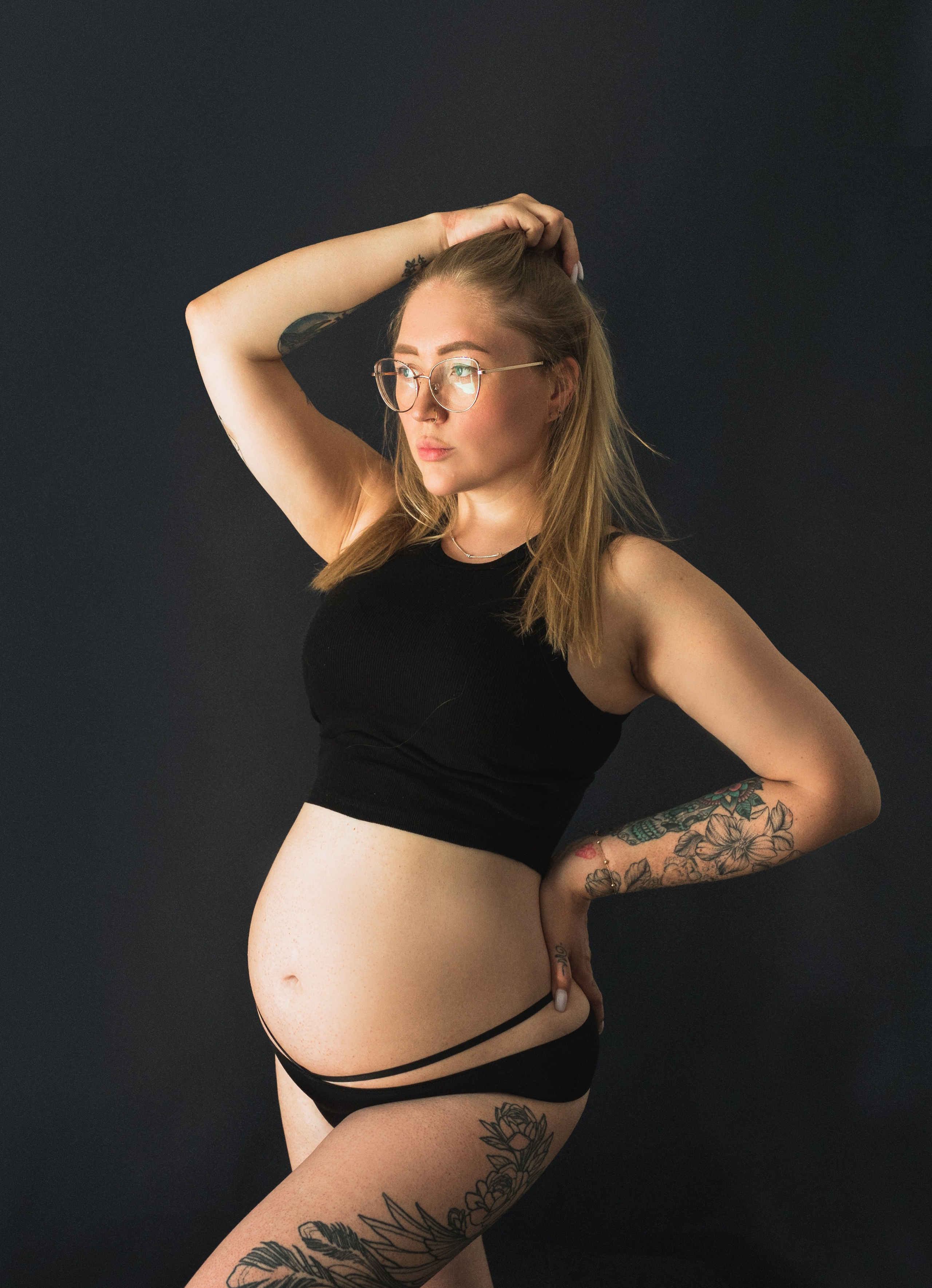 На черном фоне. Семейный и контент фотограф