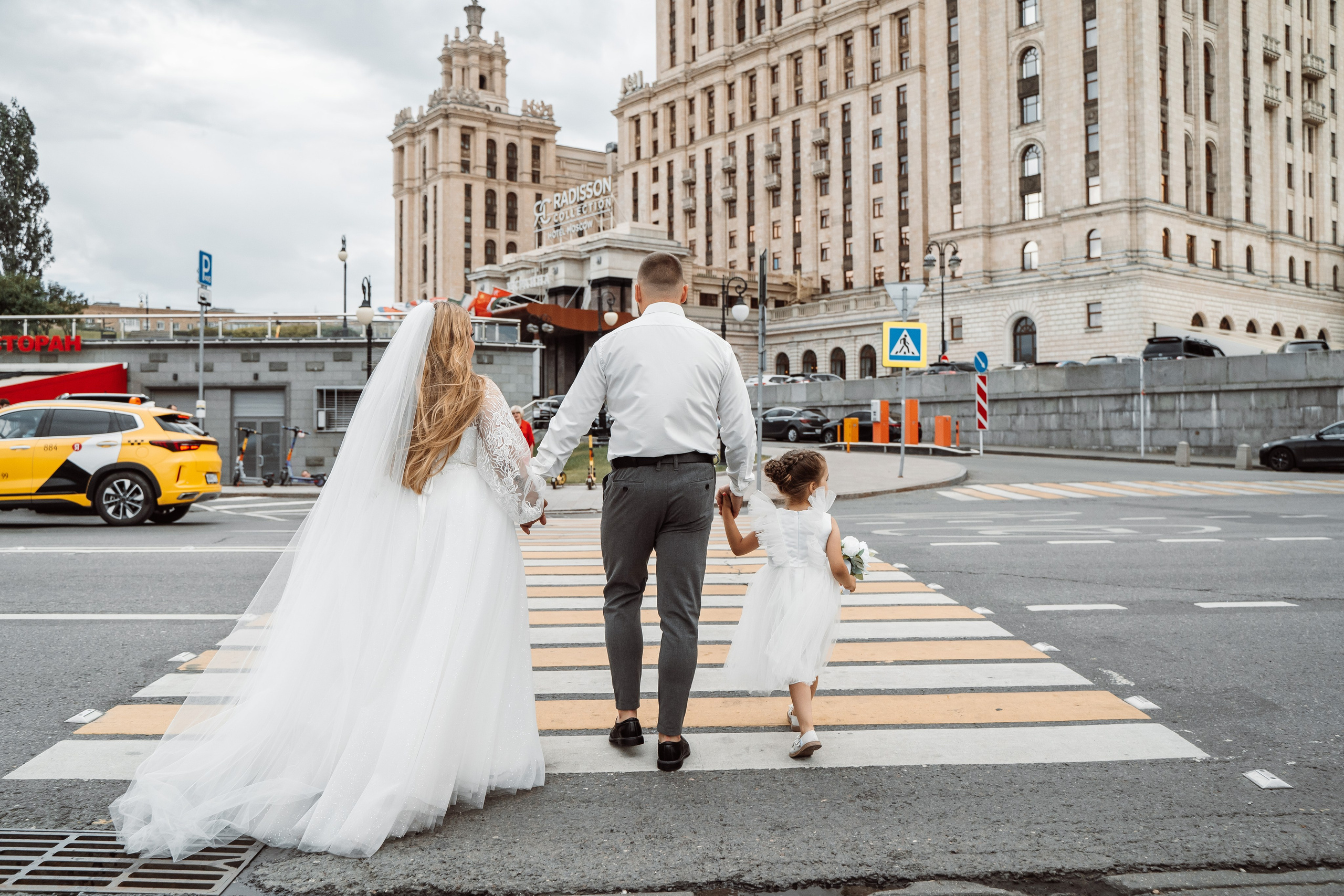 Елена и Александр. Регистрация и прогулка. Фотограф и видеограф в Москве и Московской области Мария Вишня