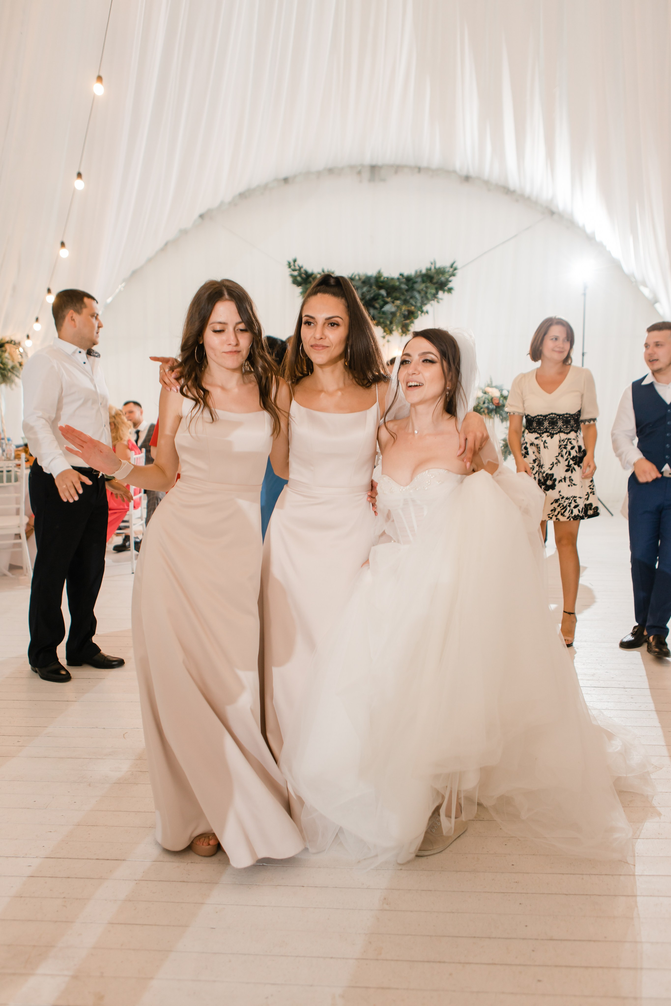 Свадебная фотосессия Сергея и Татьяны. Наша свадебная сказка. Видеосъемка и фотосъемка свадеб. Фотограф и оператор на свадьбу. Видеосъемка подкастов, собственная видео-фотостудии. Предметная фотосъемка