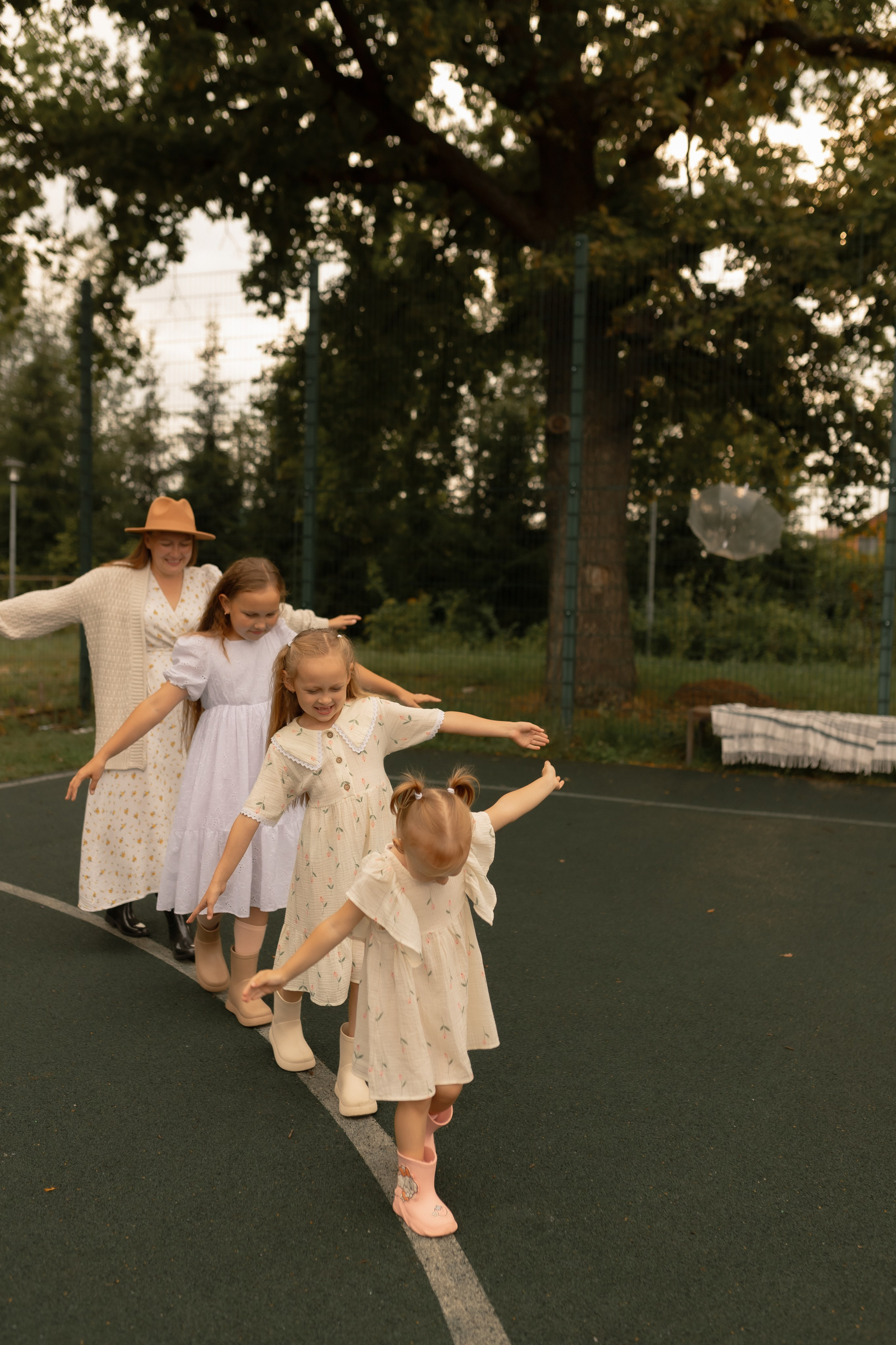 Мама Алина, Маша, Дина и Анечка. Фотограф Татьяна Семенова