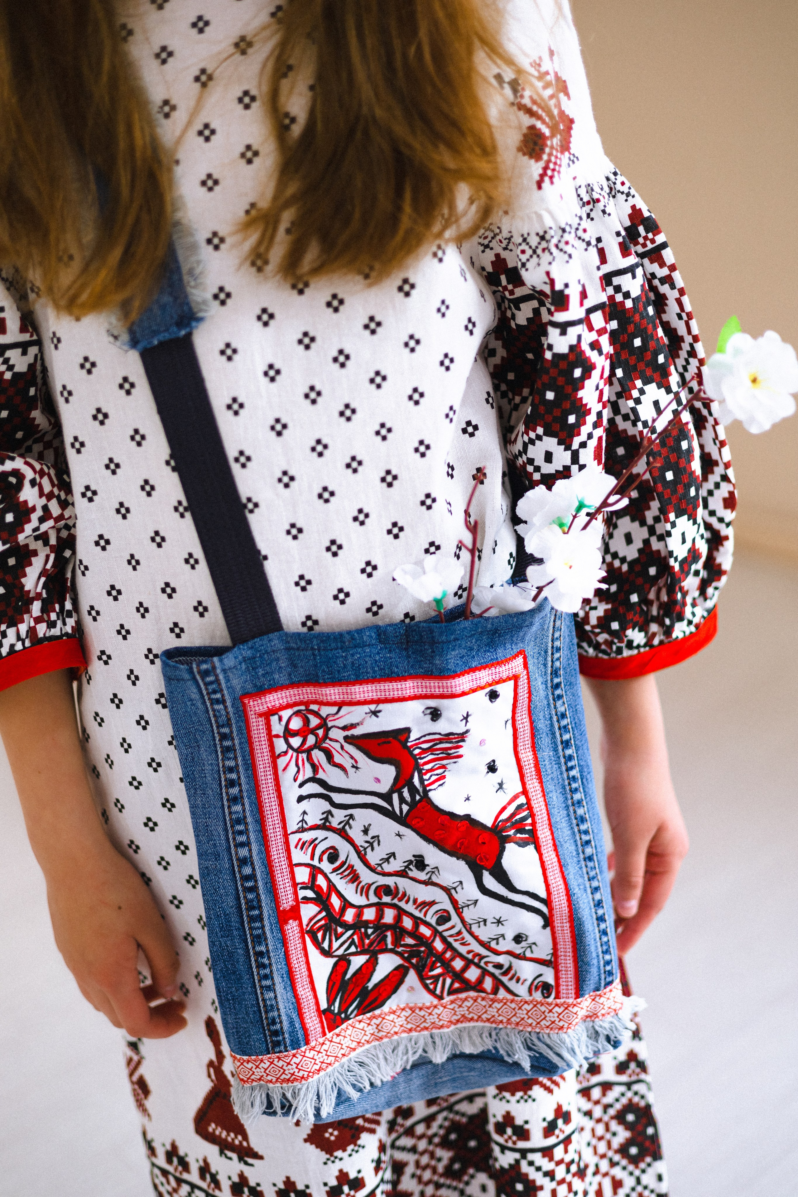 Сумки из денима с мезенской росписью своим руками в мастерской шитья и дизайна. Школа для девочек во Владивостоке — Само Совершенство