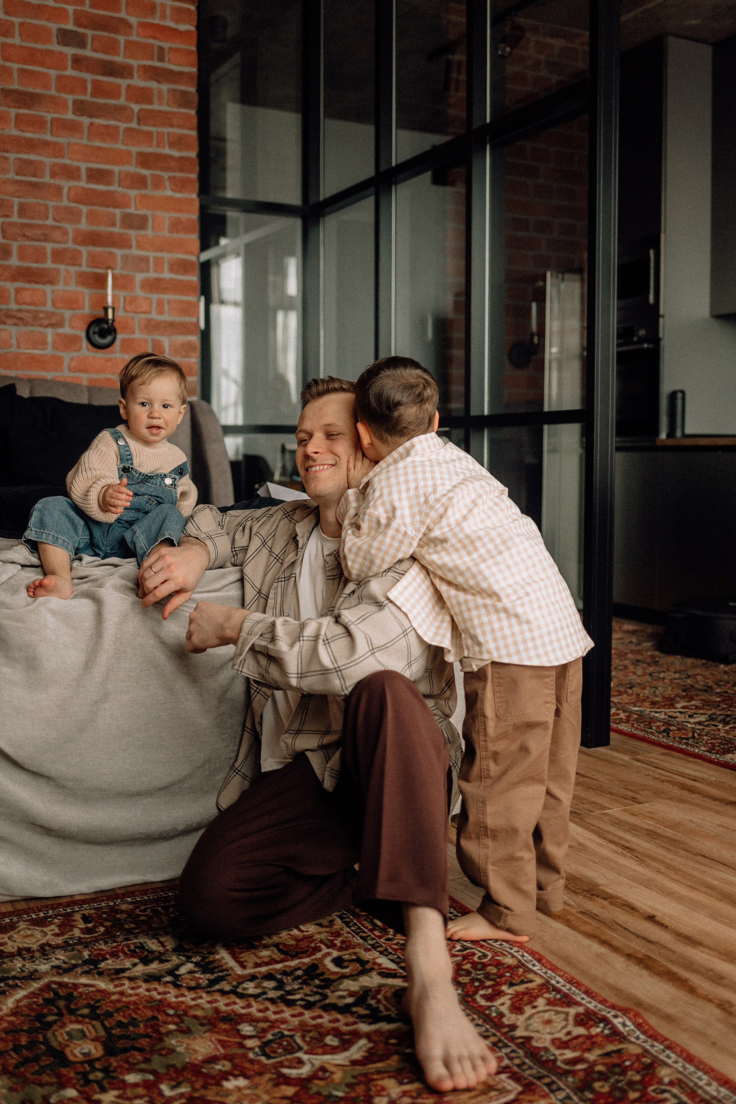 Звонко смеялись