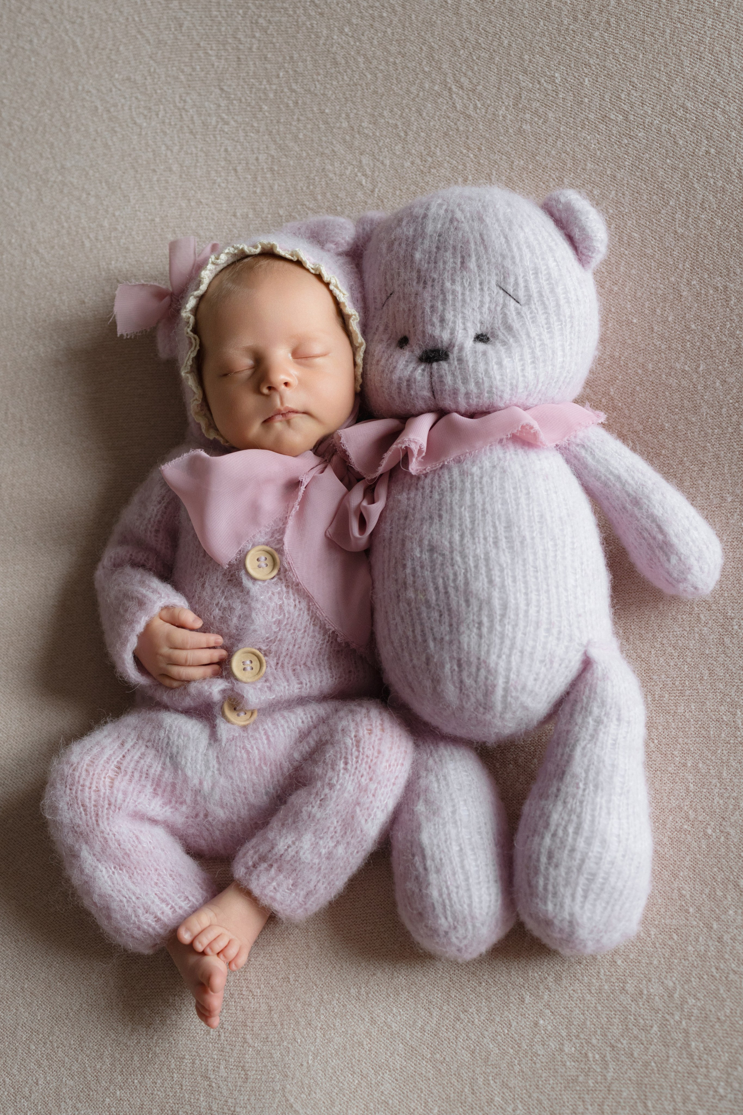 Корзинки и мягкие игрушки для фотосессии новорожденных фотограф Вета Ленская. Фотограф беременности и новорожденных в Красноярске Вета Ланская