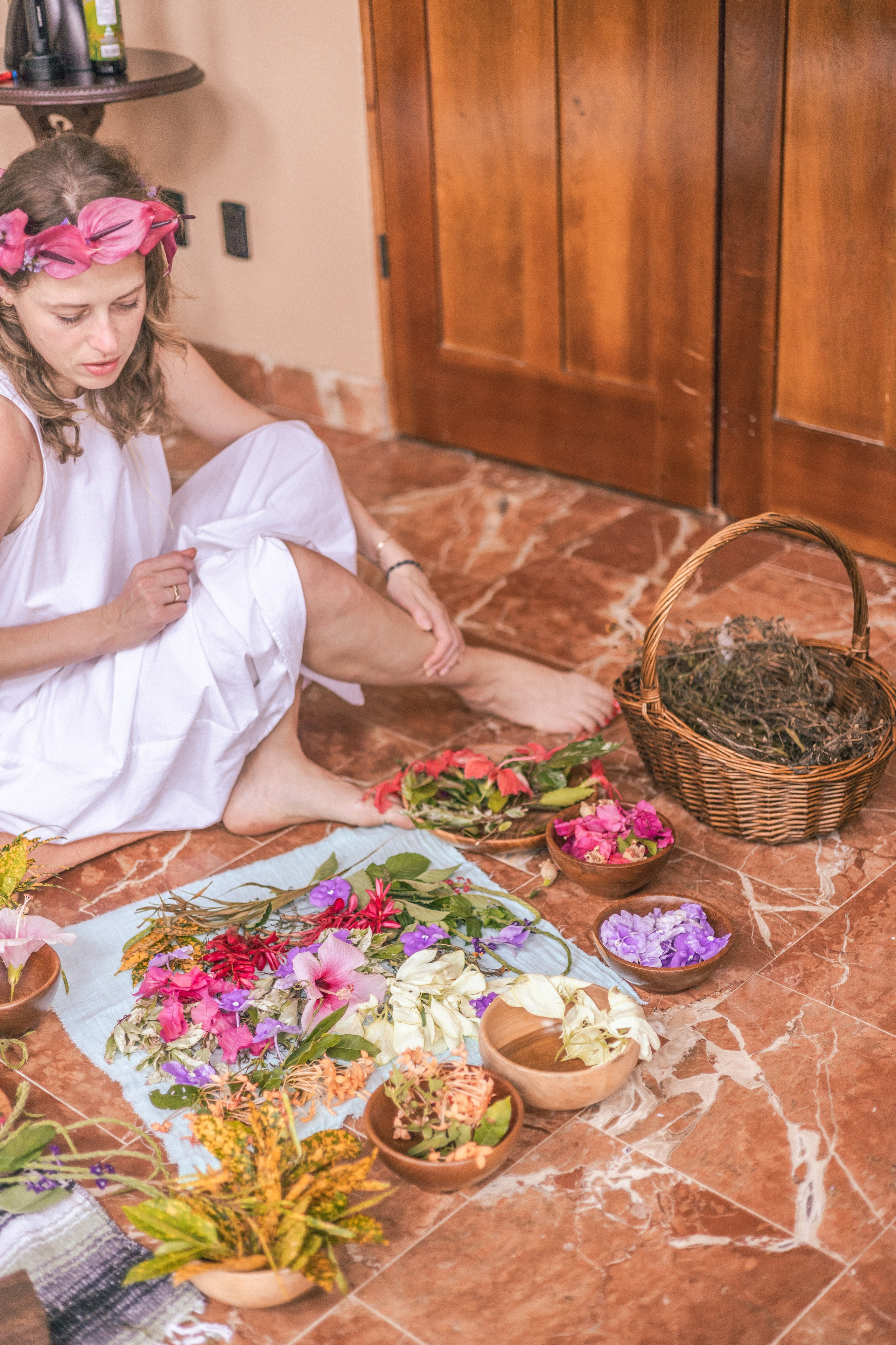 Swaddling practice by Nana. Family, portrait, content photo in Costa Rica Evgeniya Besprozvannykh