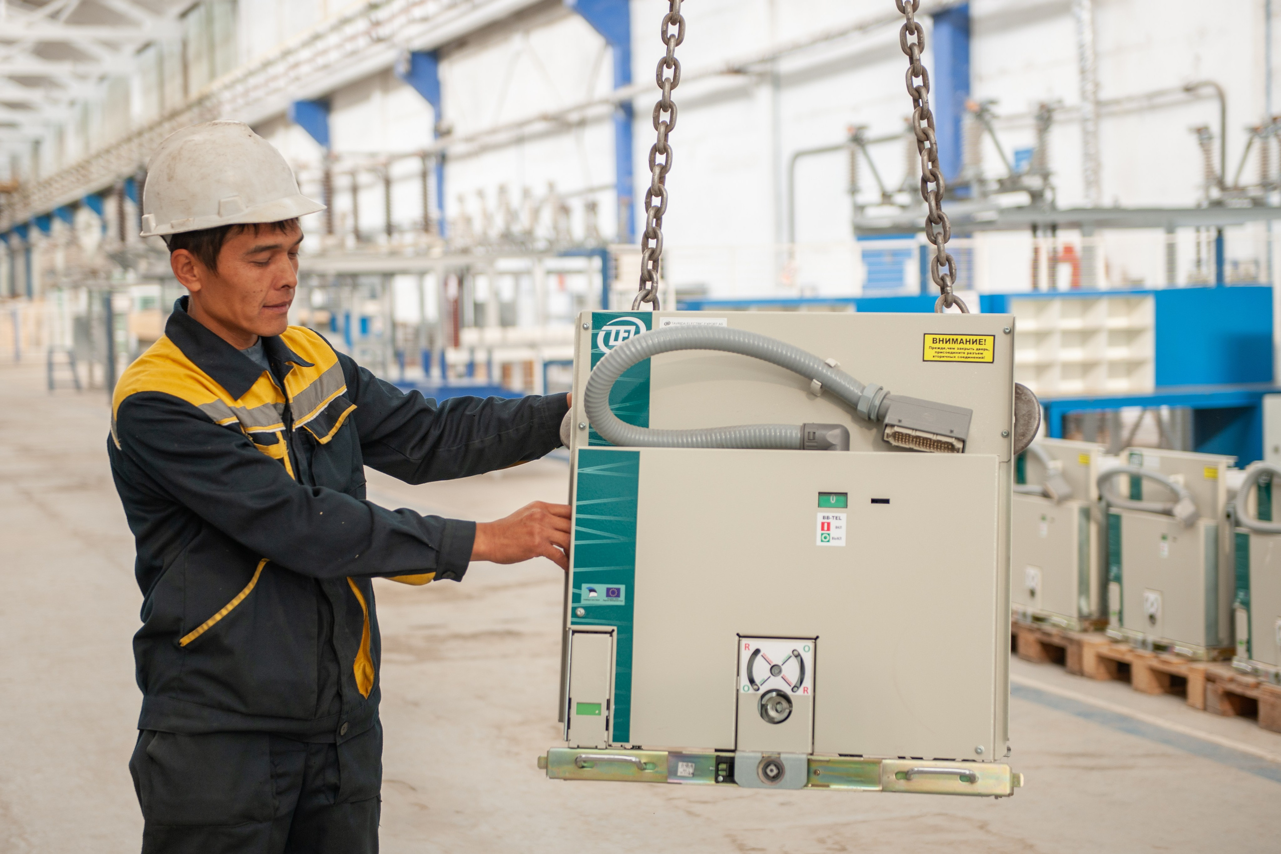 Промышленная съёмка инженера с оборудованием в цеху — профессиональная фотосъёмка для маркетплейсов и каталога.