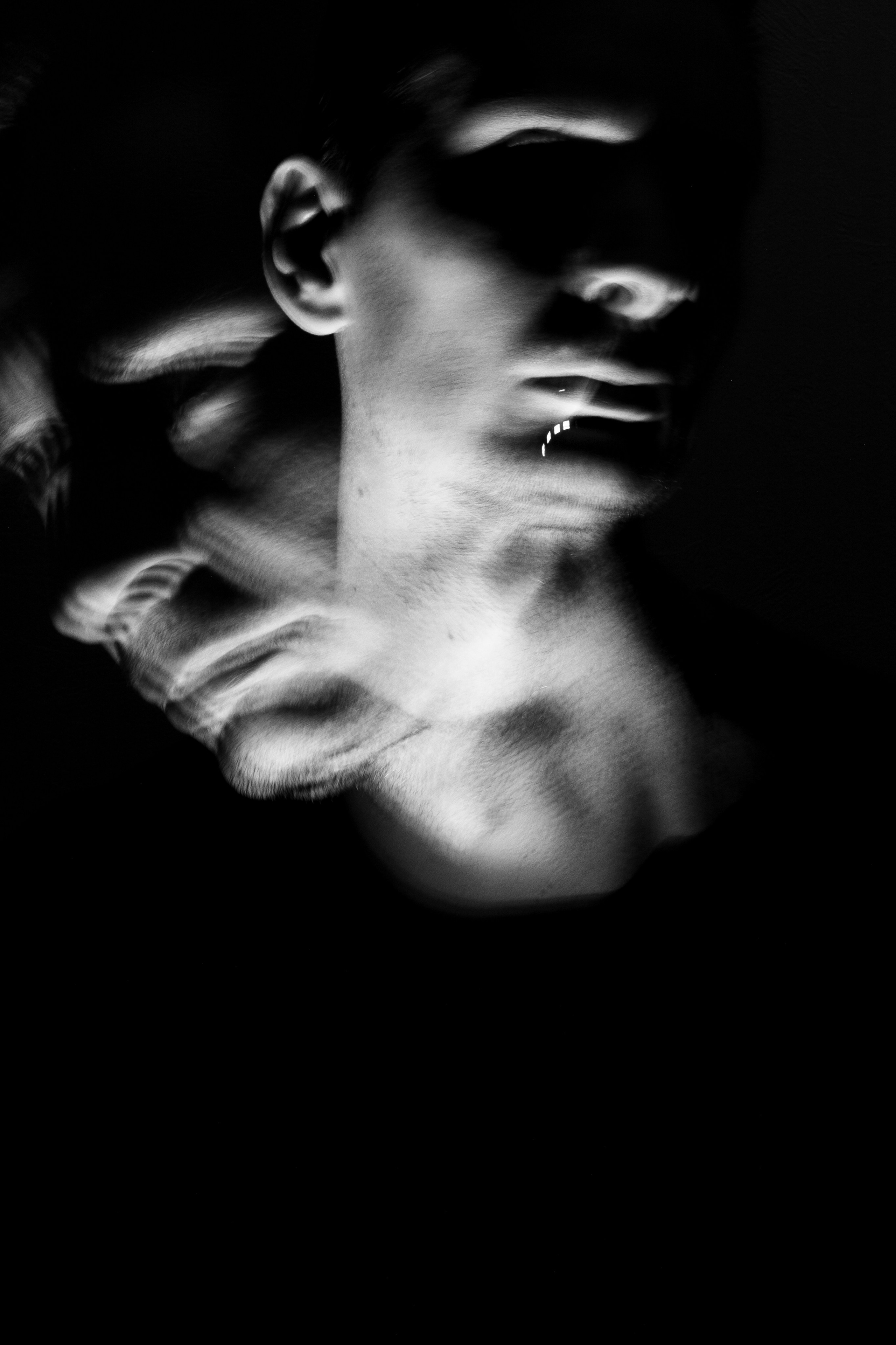 автопортрет черно-белое фото на длинной выдержке