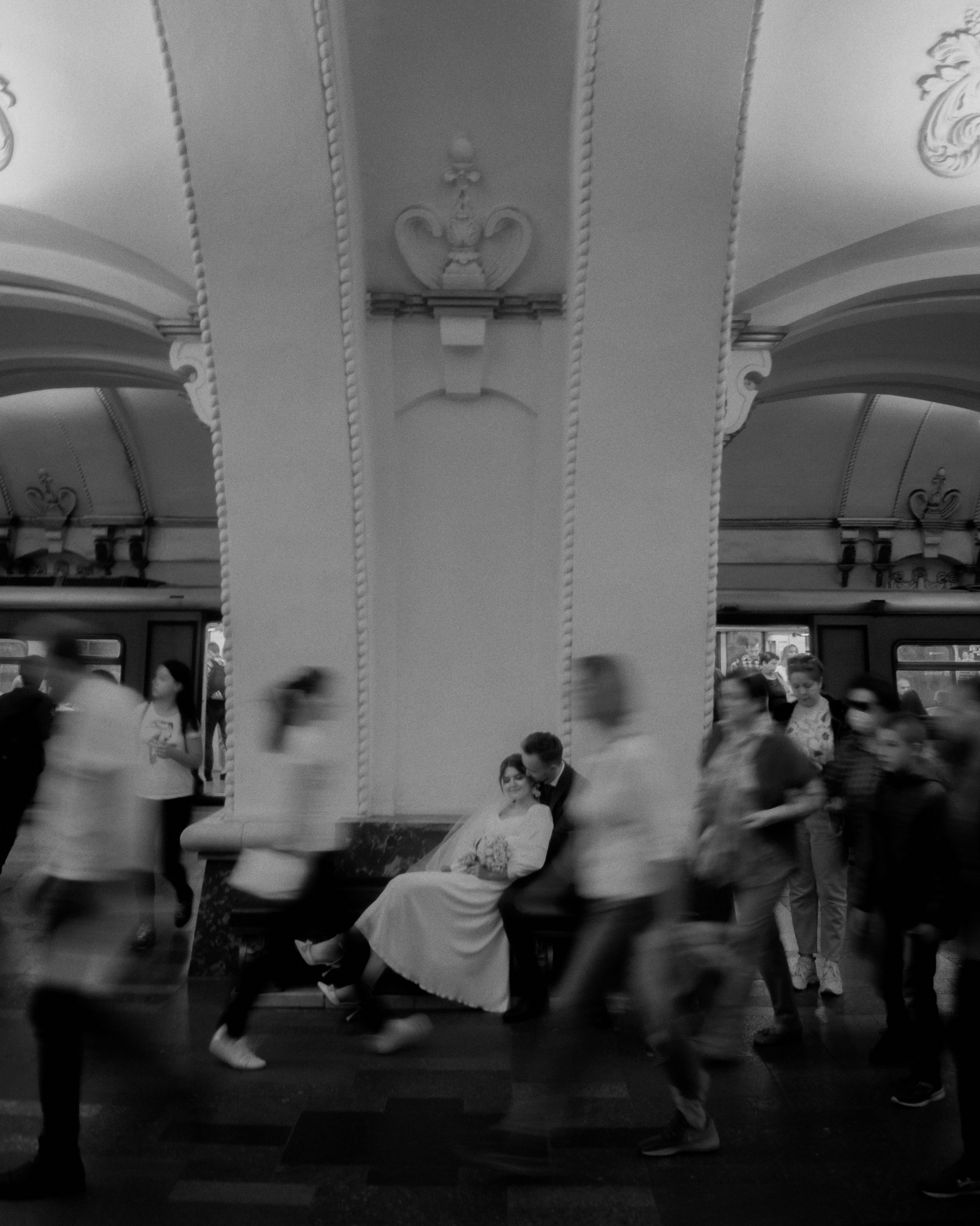 свадебная фотосессия в московском метро — атмосферные кадры
