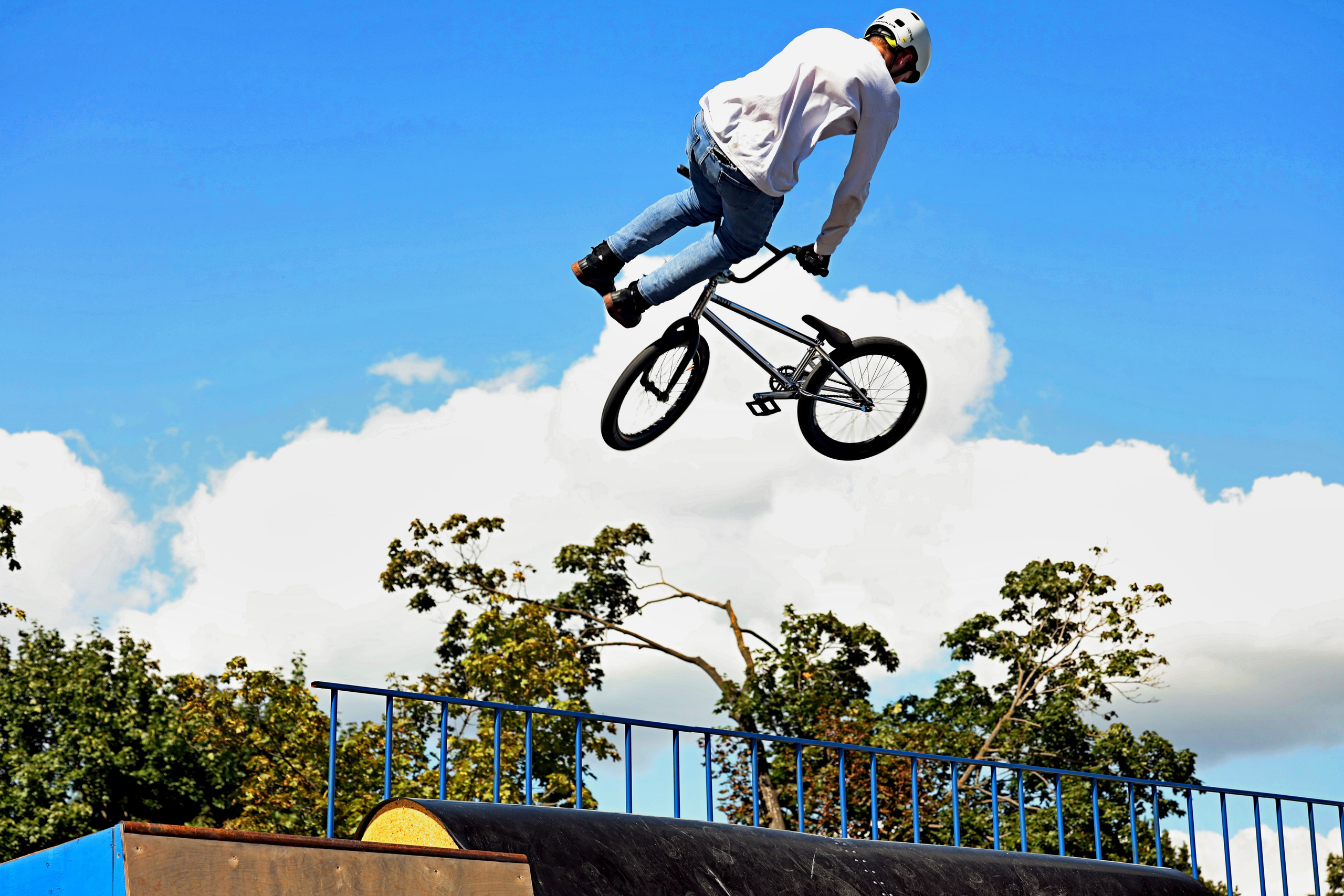 Полет трюкача на BMX