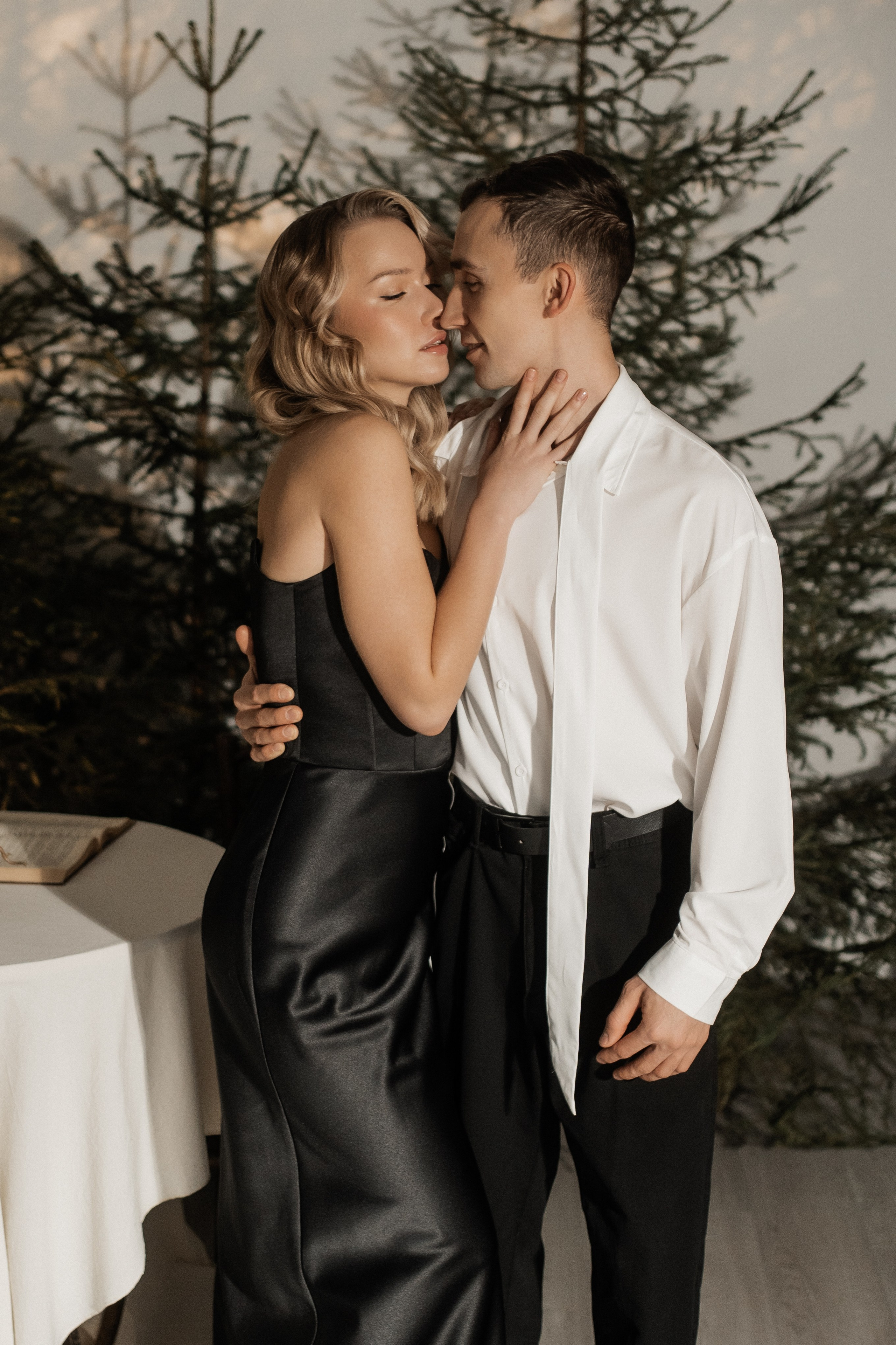 [… under winter firs]. Фотограф в Архангельске