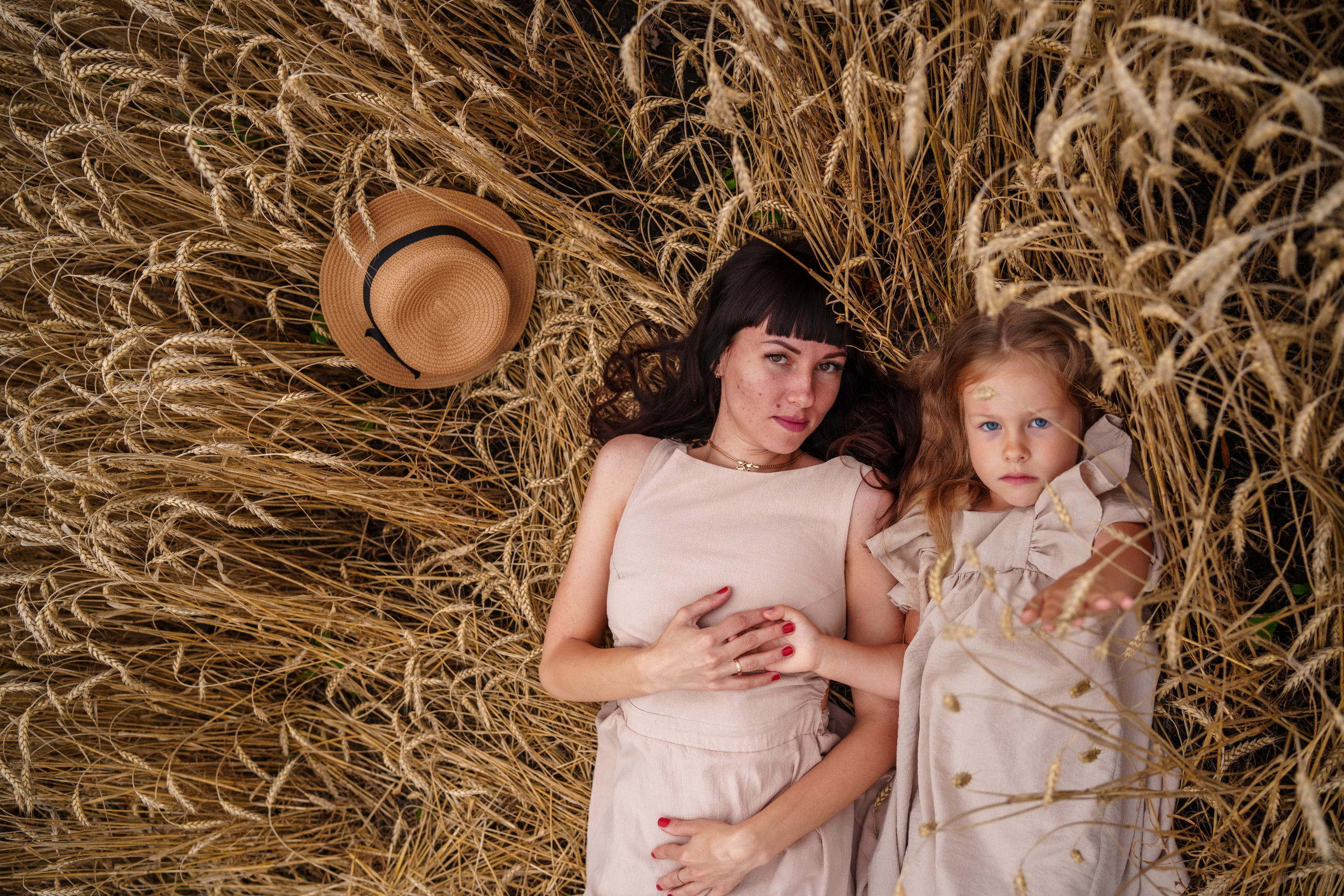 Мама с дочкой в пшеничном поле (01.08.2023). Фотограф Андрей Чеботок (Белгород, Курск, Воронеж, Старый Оскол)