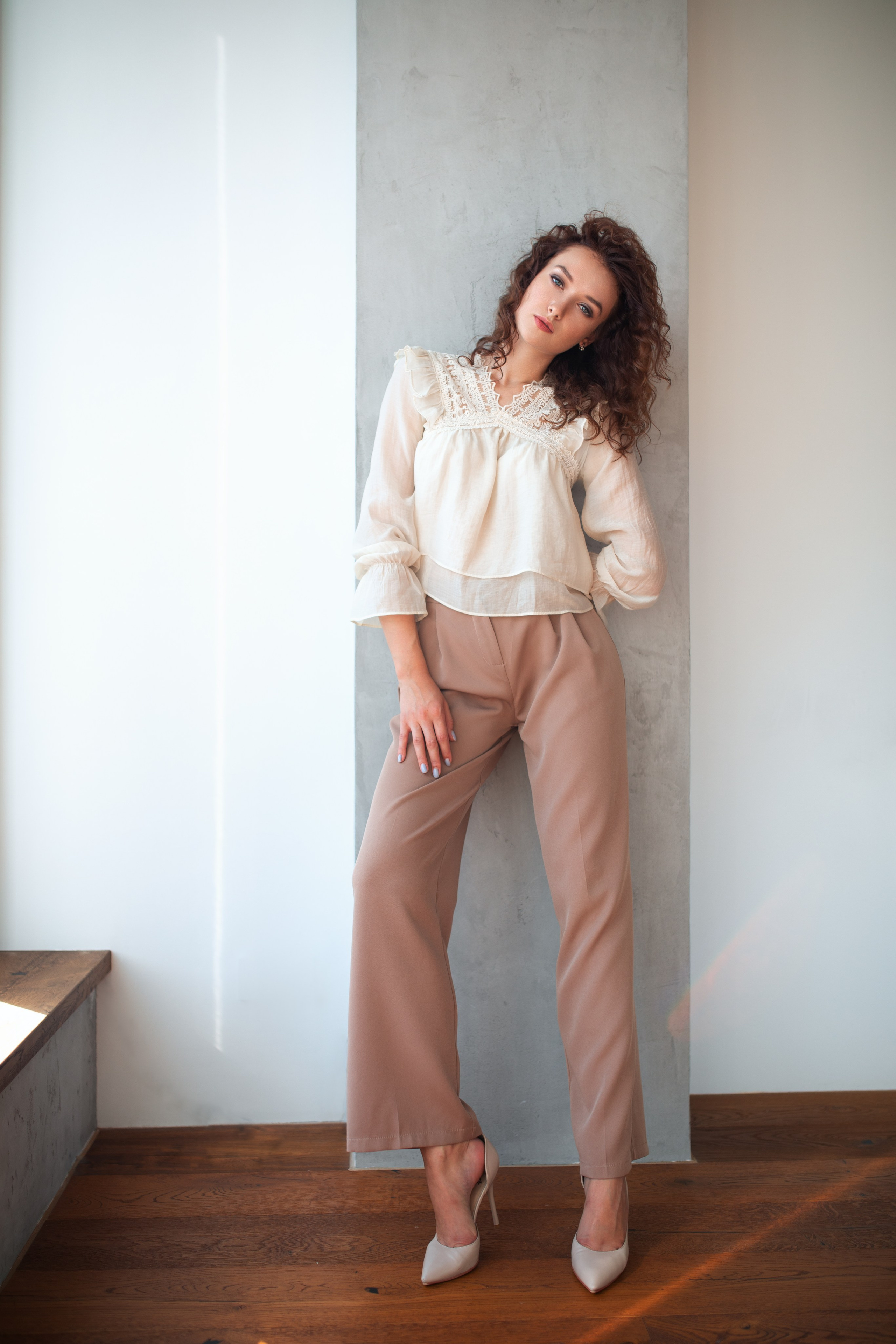 Фотосет с Анастасией в студии с минимальным интерьером в формате для «себя»