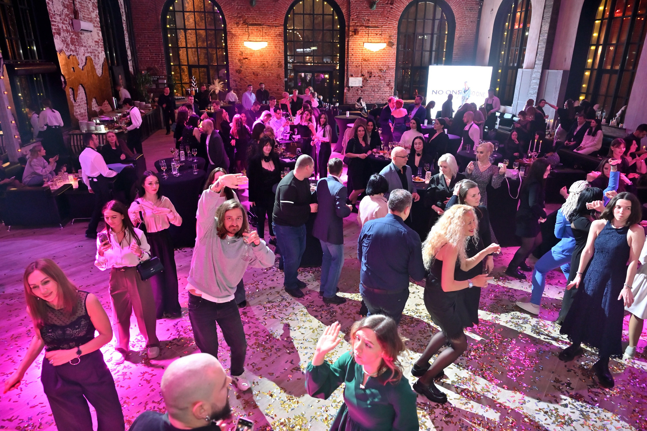 "Празднование юбилея компании".