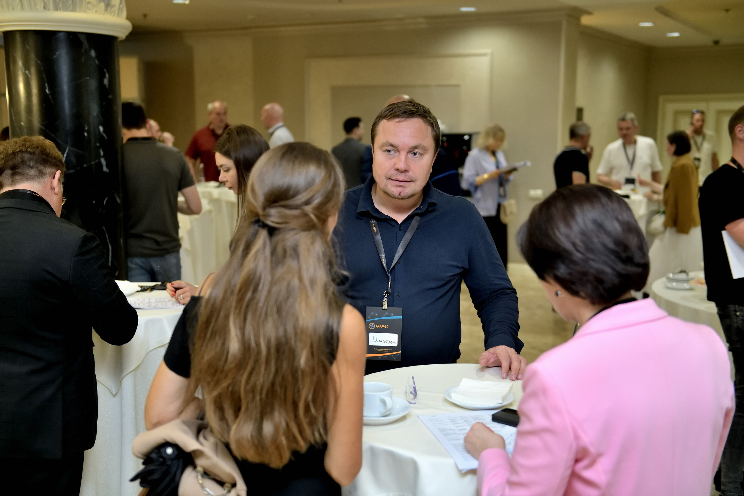 "Участники форума предпринимателей обсуждает новое сотрудничество".