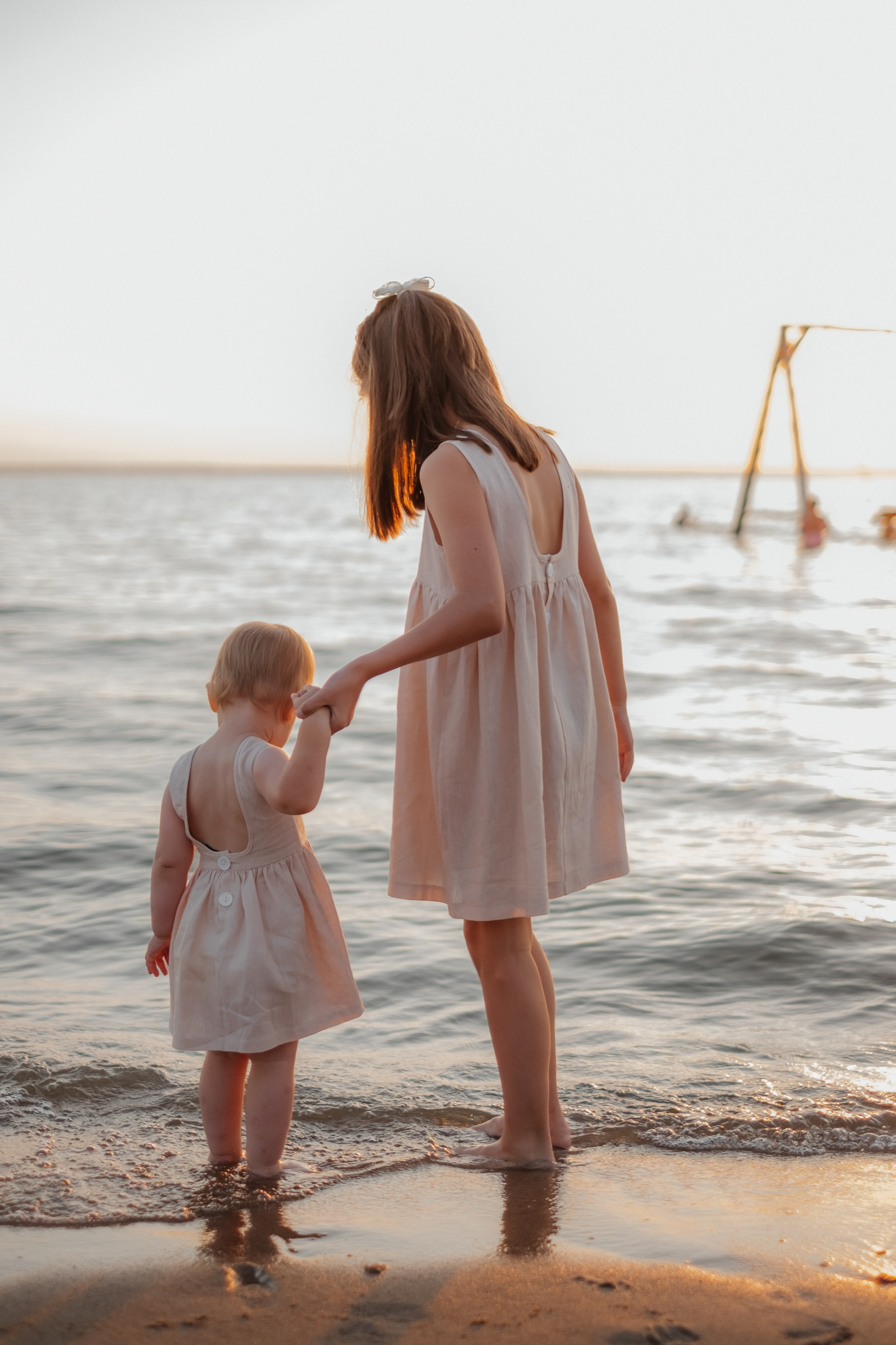 Катя с дочками на берегу. Фотограф в Новосибирске Диана Ильиных