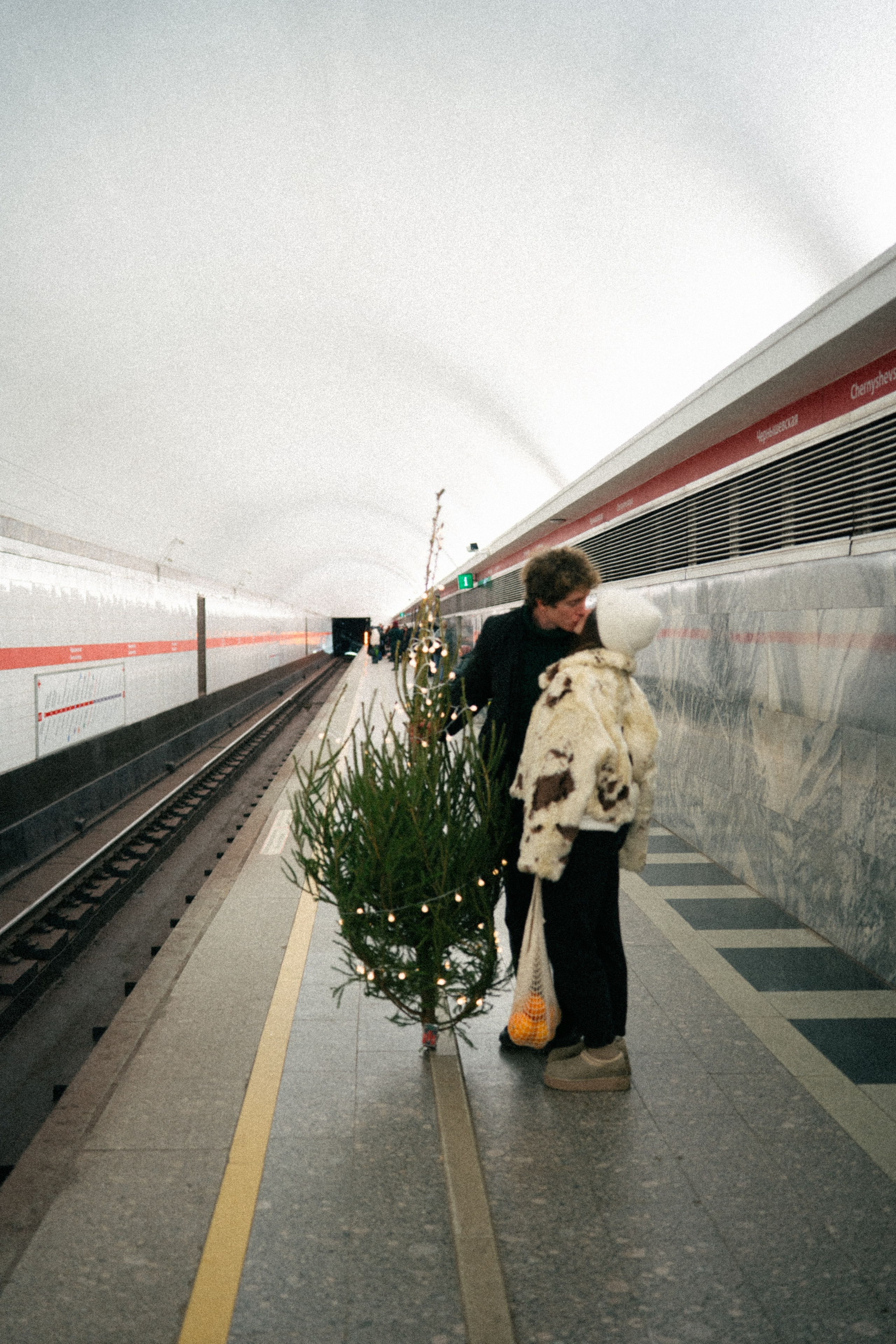 НОВОГОДНЯЯ ПРОГУЛКА ПАРЫ ПО ЧЕРНЫШЕВСКОЙ ПЕРЕД НОВЫМ ГОДОМ. Профессиональный фотограф, Санкт-Петербург — Виктория Богомолова