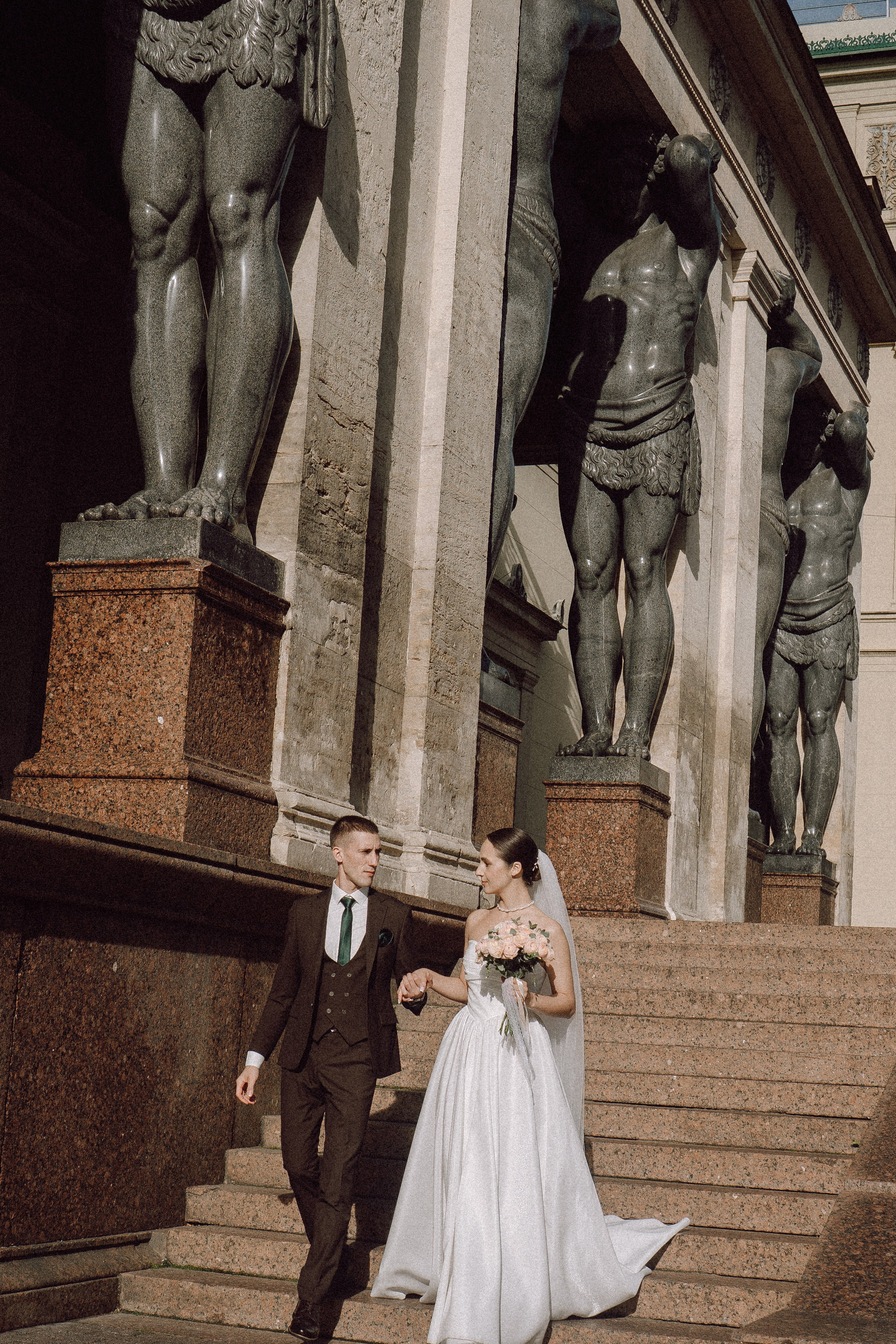 СВАДЕБНАЯ ПРОГУЛКА В САНТК-ПЕТЕРБУРГЕ (ИСАКИЕВСКИЙ СОБОР, ЗИМНЯЯ КАНАВКА, ЭРМИТАЖ И БОЛЬШАЯ МОРСКАЯ УЛИЦА). Профессиональный фотограф, Санкт-Петербург — Виктория Богомолова