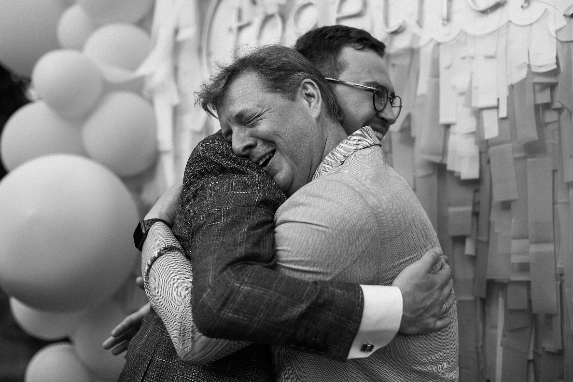 HOLDING_OUT_OF_THE_HERO. Wedding photographer in Europe