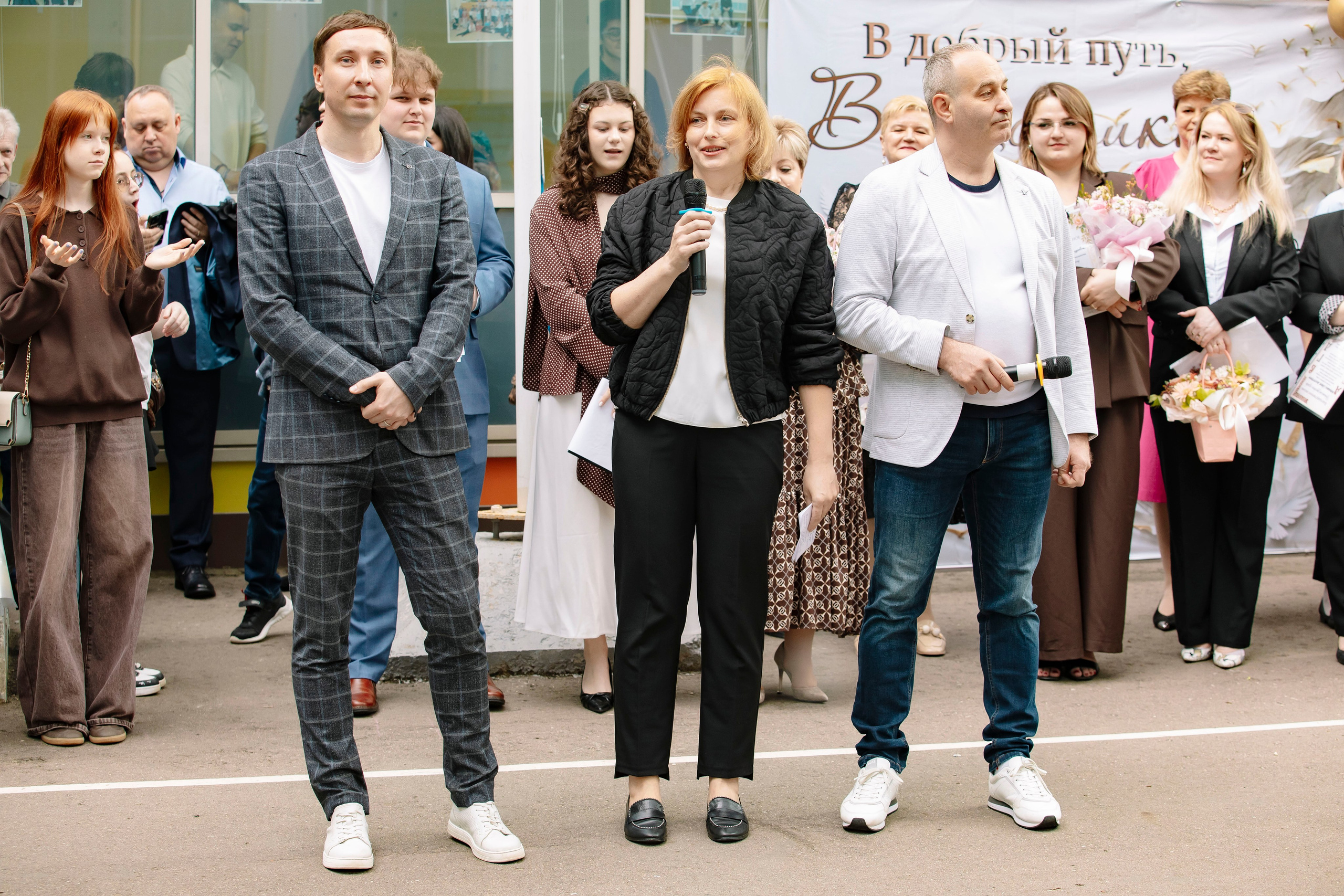 Последний звонок 2026 школа № 2025. Профессиональный фотограф в Москве | Заказать фотосессию и съемку