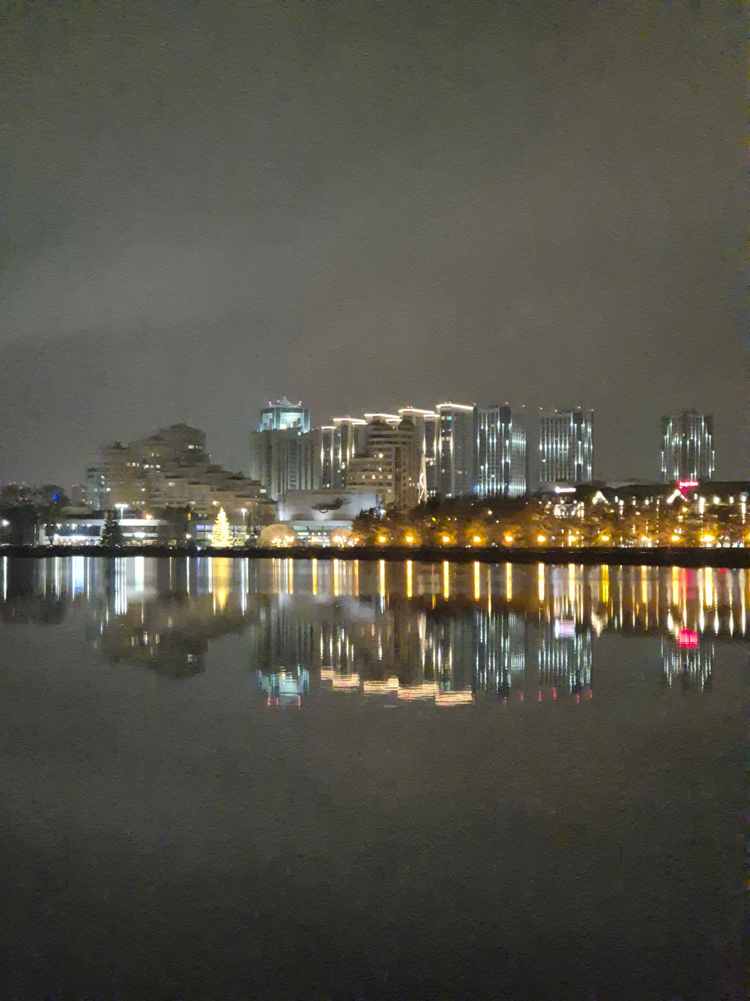 Городской пруд и современные жилые кварталы