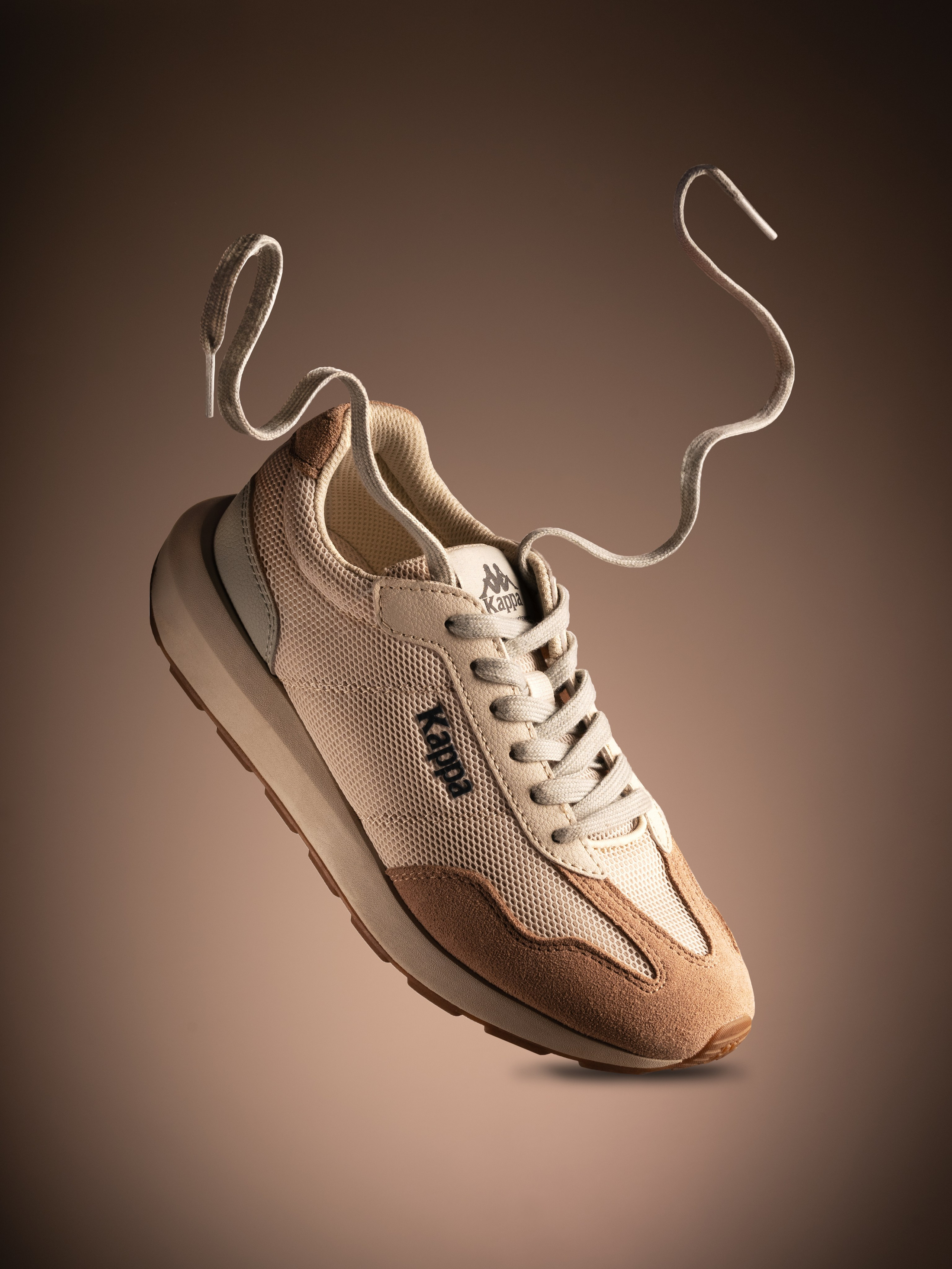 летящий кроссовки Puma в движении шнурок развивается